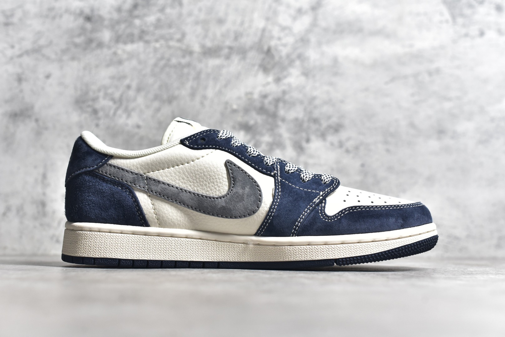 图片[3]-#Travis Scott x Fragment Design x Air Jordan 1 Low OG SP AJ1 乔1 古驰联名-米白深蓝翻毛 低帮文化休闲板鞋 XY2688-109 #多方联名合作融合了Travis Scott 独特的音乐风格，藤原浩个性的设计风格以及Jordan品牌的经典元素 使其成为一双具有独特身份和价值的鞋子 清新而立体的外观加上联名标识更突出了其独特身份 这种配色方案显示出活力和时尚感 在视觉上引人注目 鞋身的质感和细腻的细节处理使其显得高端而格调十足 这款“倒钩”联名是设计与创意完美结合 融合多方的个性风格是一款备受瞩目的潮流鞋款 尺码：36 36.5 37.5 38 38.5 39 40 40.5 41 42 42.5 43 44 44.5 45-选品中心