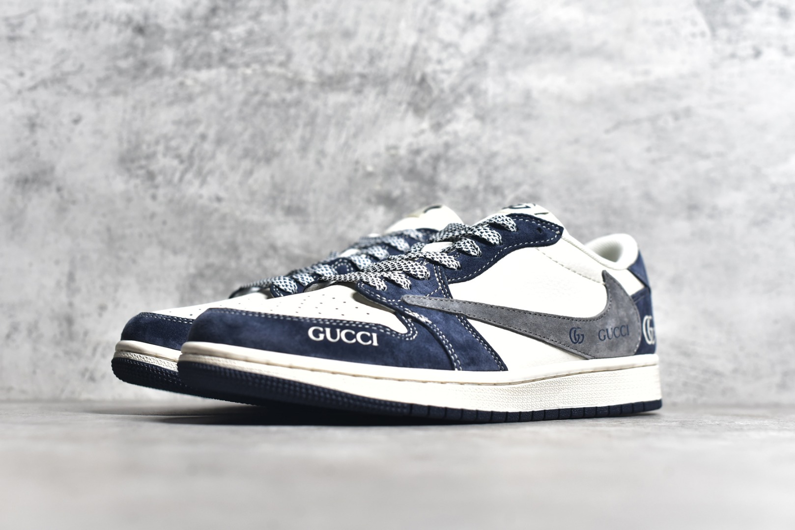 图片[2]-#Travis Scott x Fragment Design x Air Jordan 1 Low OG SP AJ1 乔1 古驰联名-米白深蓝翻毛 低帮文化休闲板鞋 XY2688-109 #多方联名合作融合了Travis Scott 独特的音乐风格，藤原浩个性的设计风格以及Jordan品牌的经典元素 使其成为一双具有独特身份和价值的鞋子 清新而立体的外观加上联名标识更突出了其独特身份 这种配色方案显示出活力和时尚感 在视觉上引人注目 鞋身的质感和细腻的细节处理使其显得高端而格调十足 这款“倒钩”联名是设计与创意完美结合 融合多方的个性风格是一款备受瞩目的潮流鞋款 尺码：36 36.5 37.5 38 38.5 39 40 40.5 41 42 42.5 43 44 44.5 45-选品中心