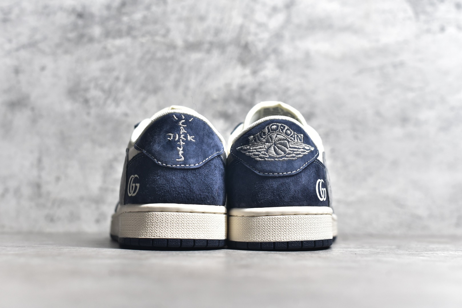 图片[5]-#Travis Scott x Fragment Design x Air Jordan 1 Low OG SP AJ1 乔1 古驰联名-米白深蓝翻毛 低帮文化休闲板鞋 XY2688-109 #多方联名合作融合了Travis Scott 独特的音乐风格，藤原浩个性的设计风格以及Jordan品牌的经典元素 使其成为一双具有独特身份和价值的鞋子 清新而立体的外观加上联名标识更突出了其独特身份 这种配色方案显示出活力和时尚感 在视觉上引人注目 鞋身的质感和细腻的细节处理使其显得高端而格调十足 这款“倒钩”联名是设计与创意完美结合 融合多方的个性风格是一款备受瞩目的潮流鞋款 尺码：36 36.5 37.5 38 38.5 39 40 40.5 41 42 42.5 43 44 44.5 45-选品中心