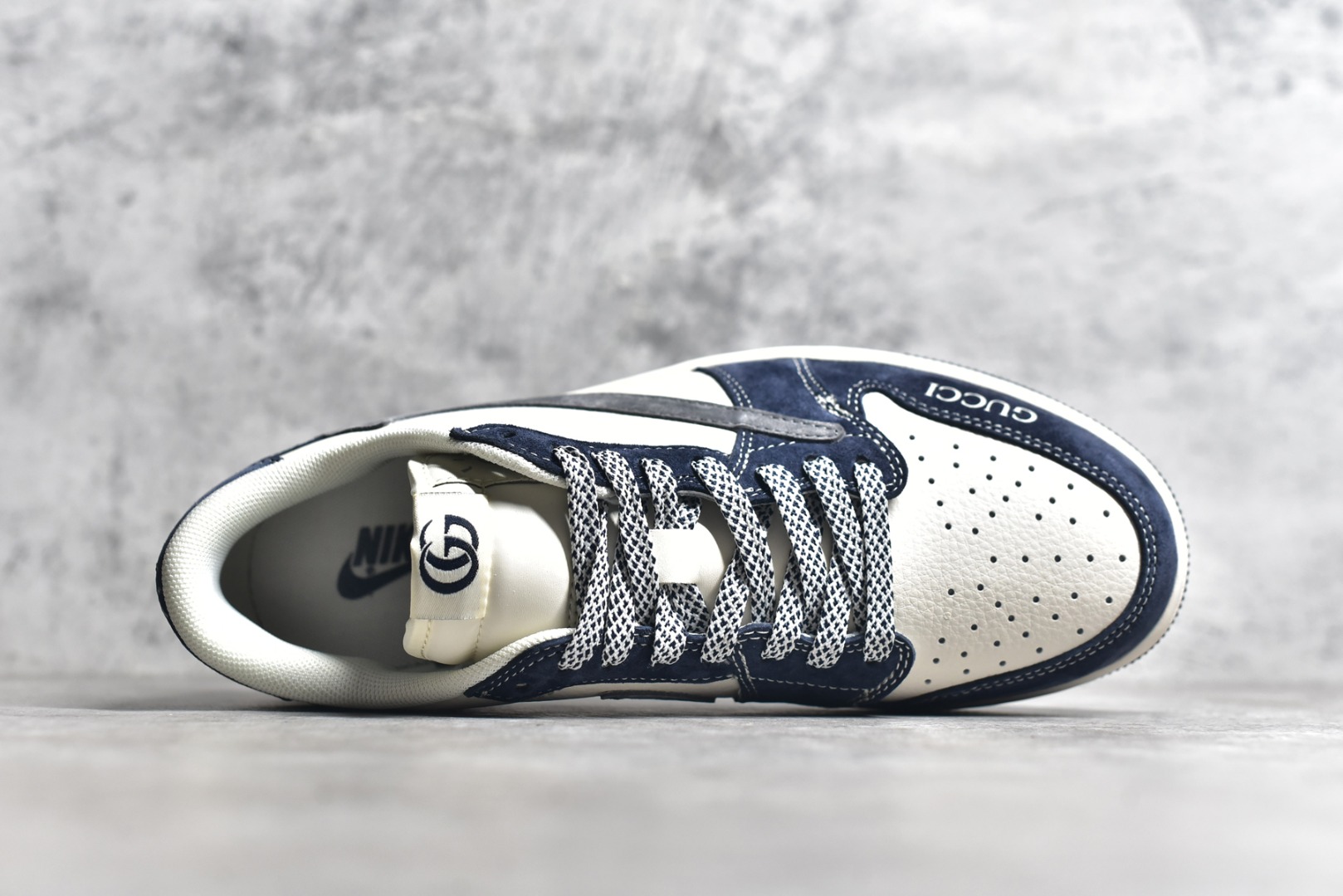 图片[4]-#Travis Scott x Fragment Design x Air Jordan 1 Low OG SP AJ1 乔1 古驰联名-米白深蓝翻毛 低帮文化休闲板鞋 XY2688-109 #多方联名合作融合了Travis Scott 独特的音乐风格，藤原浩个性的设计风格以及Jordan品牌的经典元素 使其成为一双具有独特身份和价值的鞋子 清新而立体的外观加上联名标识更突出了其独特身份 这种配色方案显示出活力和时尚感 在视觉上引人注目 鞋身的质感和细腻的细节处理使其显得高端而格调十足 这款“倒钩”联名是设计与创意完美结合 融合多方的个性风格是一款备受瞩目的潮流鞋款 尺码：36 36.5 37.5 38 38.5 39 40 40.5 41 42 42.5 43 44 44.5 45-选品中心