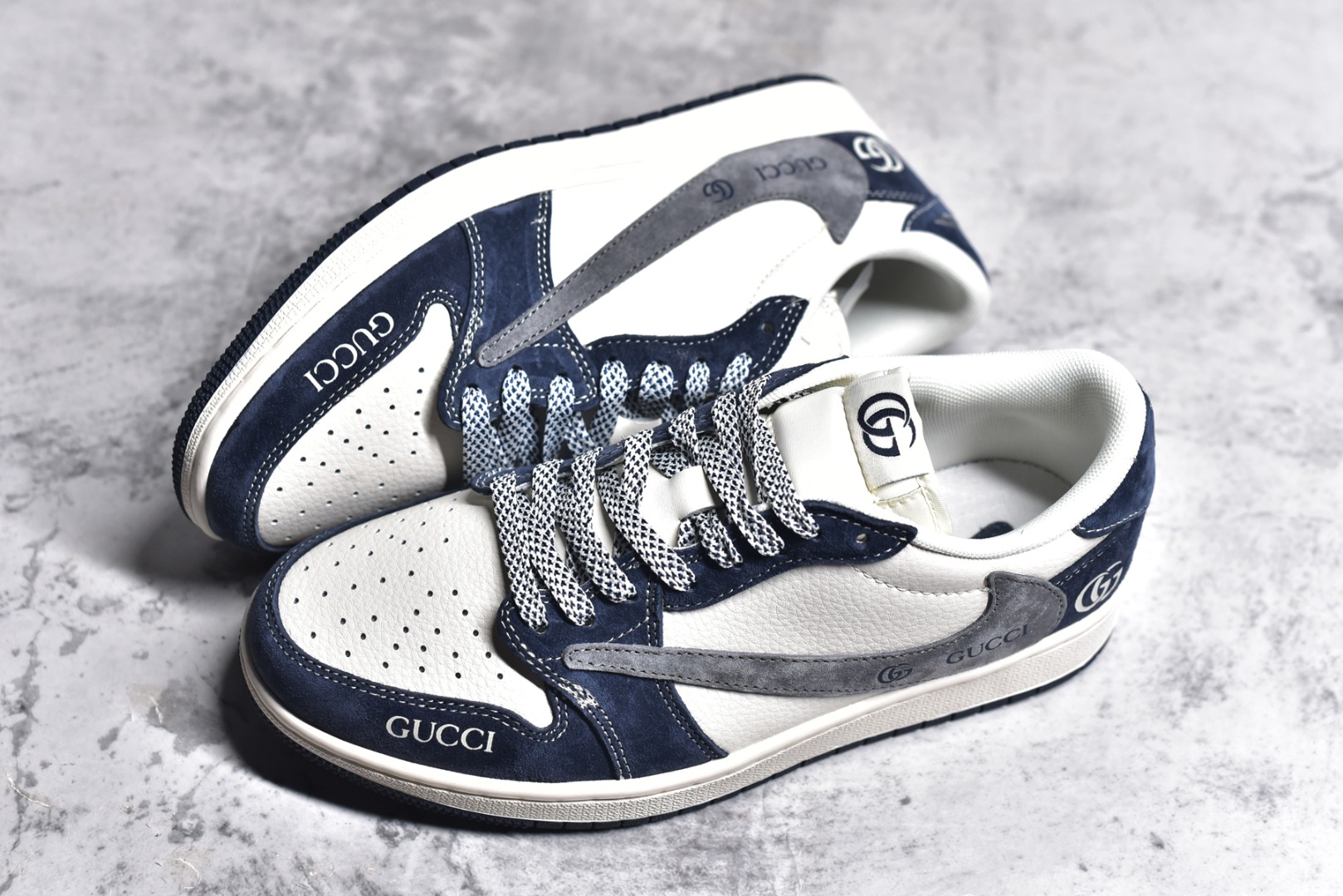 图片[7]-#Travis Scott x Fragment Design x Air Jordan 1 Low OG SP AJ1 乔1 古驰联名-米白深蓝翻毛 低帮文化休闲板鞋 XY2688-109 #多方联名合作融合了Travis Scott 独特的音乐风格，藤原浩个性的设计风格以及Jordan品牌的经典元素 使其成为一双具有独特身份和价值的鞋子 清新而立体的外观加上联名标识更突出了其独特身份 这种配色方案显示出活力和时尚感 在视觉上引人注目 鞋身的质感和细腻的细节处理使其显得高端而格调十足 这款“倒钩”联名是设计与创意完美结合 融合多方的个性风格是一款备受瞩目的潮流鞋款 尺码：36 36.5 37.5 38 38.5 39 40 40.5 41 42 42.5 43 44 44.5 45-选品中心