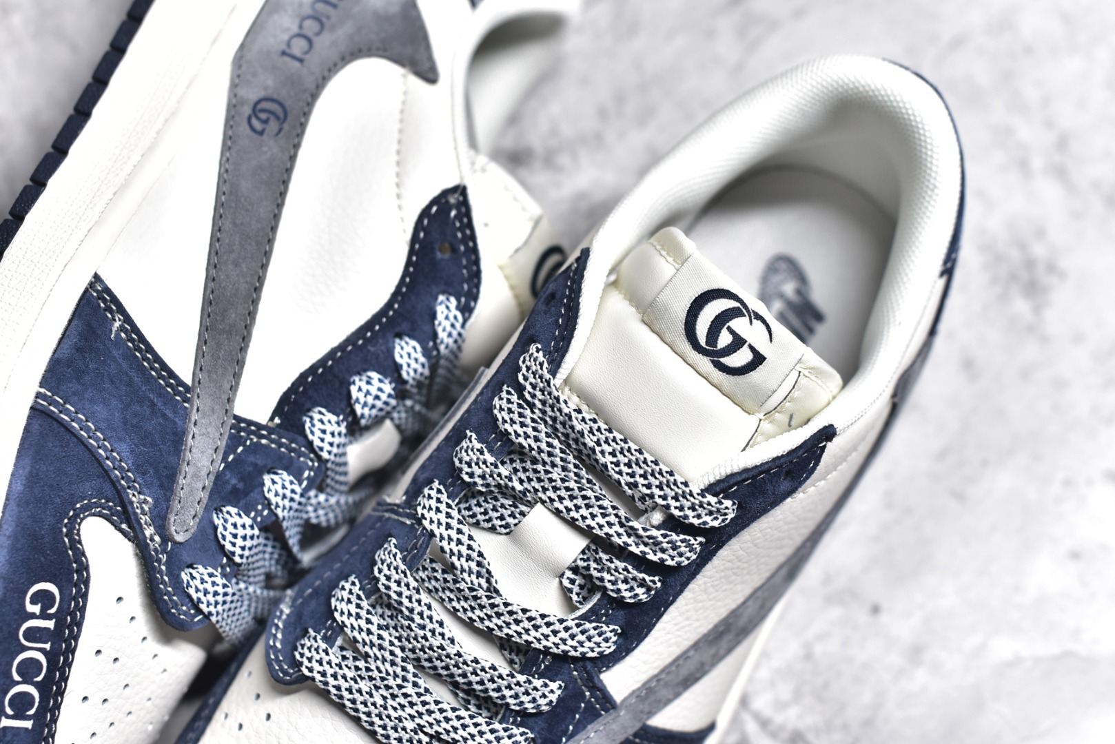 图片[9]-#Travis Scott x Fragment Design x Air Jordan 1 Low OG SP AJ1 乔1 古驰联名-米白深蓝翻毛 低帮文化休闲板鞋 XY2688-109 #多方联名合作融合了Travis Scott 独特的音乐风格，藤原浩个性的设计风格以及Jordan品牌的经典元素 使其成为一双具有独特身份和价值的鞋子 清新而立体的外观加上联名标识更突出了其独特身份 这种配色方案显示出活力和时尚感 在视觉上引人注目 鞋身的质感和细腻的细节处理使其显得高端而格调十足 这款“倒钩”联名是设计与创意完美结合 融合多方的个性风格是一款备受瞩目的潮流鞋款 尺码：36 36.5 37.5 38 38.5 39 40 40.5 41 42 42.5 43 44 44.5 45-选品中心