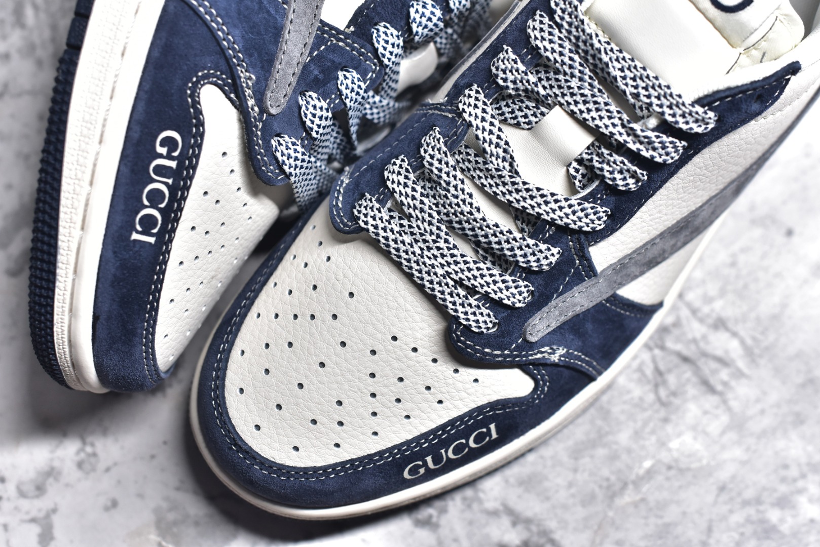 图片[8]-#Travis Scott x Fragment Design x Air Jordan 1 Low OG SP AJ1 乔1 古驰联名-米白深蓝翻毛 低帮文化休闲板鞋 XY2688-109 #多方联名合作融合了Travis Scott 独特的音乐风格，藤原浩个性的设计风格以及Jordan品牌的经典元素 使其成为一双具有独特身份和价值的鞋子 清新而立体的外观加上联名标识更突出了其独特身份 这种配色方案显示出活力和时尚感 在视觉上引人注目 鞋身的质感和细腻的细节处理使其显得高端而格调十足 这款“倒钩”联名是设计与创意完美结合 融合多方的个性风格是一款备受瞩目的潮流鞋款 尺码：36 36.5 37.5 38 38.5 39 40 40.5 41 42 42.5 43 44 44.5 45-选品中心