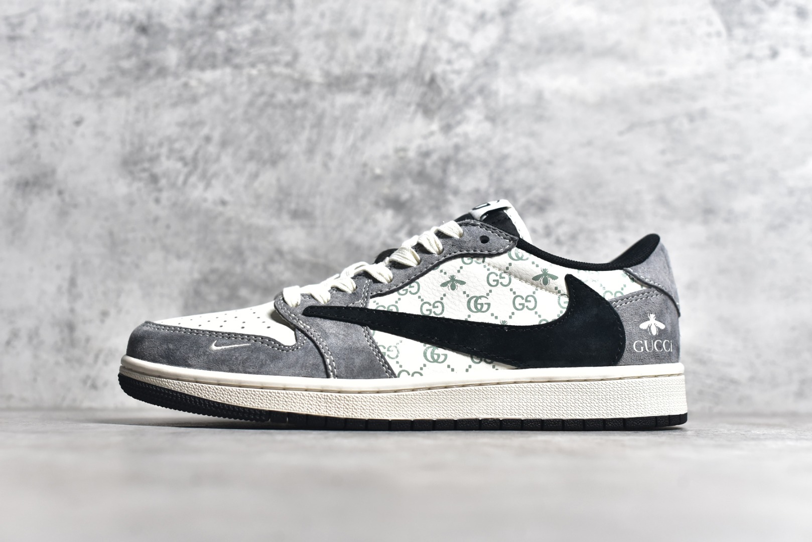 #Travis Scott x Fragment Design x Air Jordan 1 Low OG SP AJ1 乔1 古驰联名-黑勾蜻蜓 低帮文化休闲板鞋 SJ2068-137 #多方联名合作融合了Travis Scott 独特的音乐风格，藤原浩个性的设计风格以及Jordan品牌的经典元素 使其成为一双具有独特身份和价值的鞋子 清新而立体的外观加上联名标识更突出了其独特身份 这种配色方案显示出活力和时尚感 在视觉上引人注目 鞋身的质感和细腻的细节处理使其显得高端而格调十足 这款“倒钩”联名是设计与创意完美结合 融合多方的个性风格是一款备受瞩目的潮流鞋款 尺码：36 36.5 37.5 38 38.5 39 40 40.5 41 42 42.5 43 44 44.5 45-选品中心