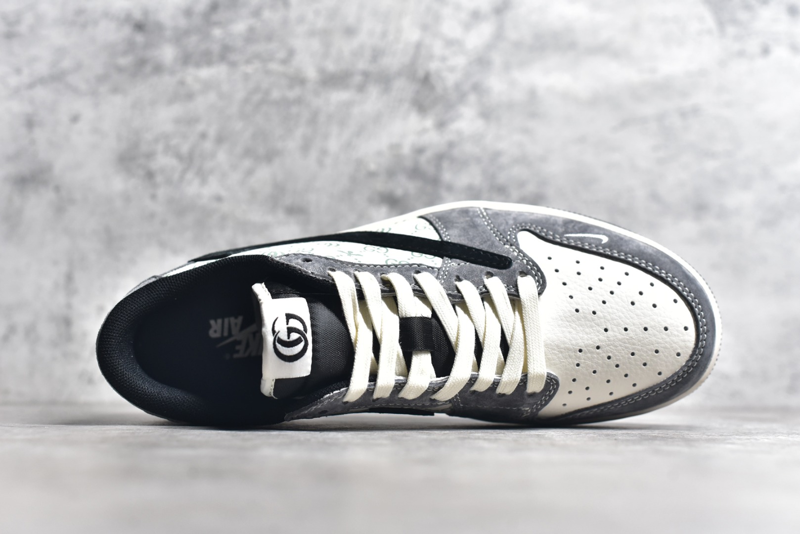 图片[4]-#Travis Scott x Fragment Design x Air Jordan 1 Low OG SP AJ1 乔1 古驰联名-黑勾蜻蜓 低帮文化休闲板鞋 SJ2068-137 #多方联名合作融合了Travis Scott 独特的音乐风格，藤原浩个性的设计风格以及Jordan品牌的经典元素 使其成为一双具有独特身份和价值的鞋子 清新而立体的外观加上联名标识更突出了其独特身份 这种配色方案显示出活力和时尚感 在视觉上引人注目 鞋身的质感和细腻的细节处理使其显得高端而格调十足 这款“倒钩”联名是设计与创意完美结合 融合多方的个性风格是一款备受瞩目的潮流鞋款 尺码：36 36.5 37.5 38 38.5 39 40 40.5 41 42 42.5 43 44 44.5 45-选品中心