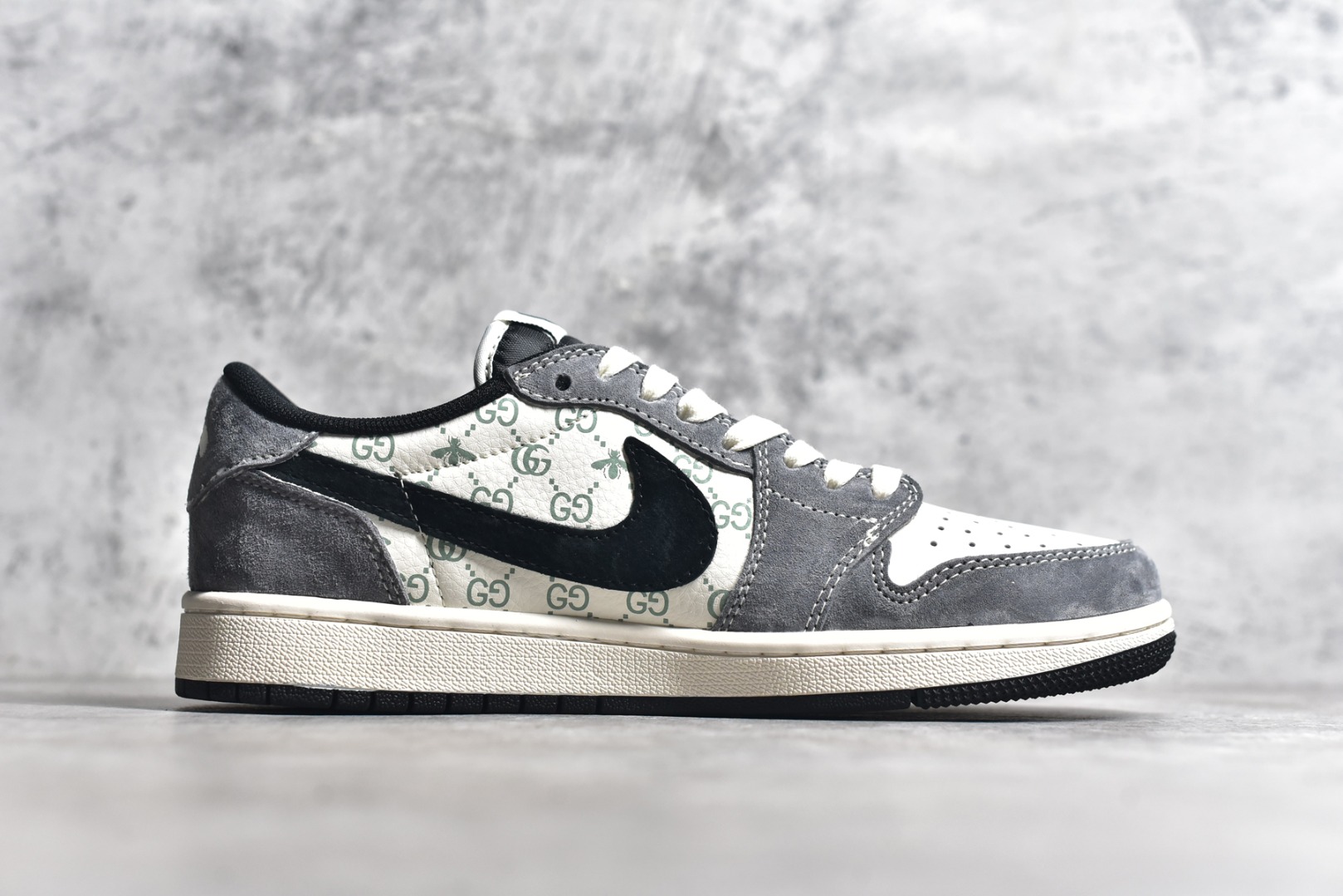 图片[3]-#Travis Scott x Fragment Design x Air Jordan 1 Low OG SP AJ1 乔1 古驰联名-黑勾蜻蜓 低帮文化休闲板鞋 SJ2068-137 #多方联名合作融合了Travis Scott 独特的音乐风格，藤原浩个性的设计风格以及Jordan品牌的经典元素 使其成为一双具有独特身份和价值的鞋子 清新而立体的外观加上联名标识更突出了其独特身份 这种配色方案显示出活力和时尚感 在视觉上引人注目 鞋身的质感和细腻的细节处理使其显得高端而格调十足 这款“倒钩”联名是设计与创意完美结合 融合多方的个性风格是一款备受瞩目的潮流鞋款 尺码：36 36.5 37.5 38 38.5 39 40 40.5 41 42 42.5 43 44 44.5 45-选品中心