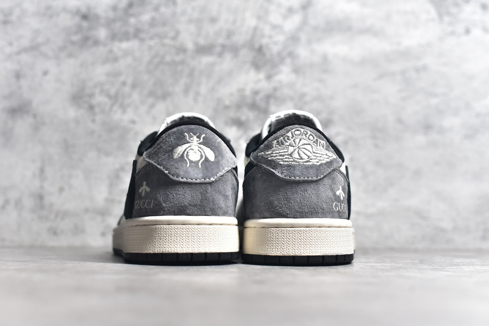图片[5]-#Travis Scott x Fragment Design x Air Jordan 1 Low OG SP AJ1 乔1 古驰联名-黑勾蜻蜓 低帮文化休闲板鞋 SJ2068-137 #多方联名合作融合了Travis Scott 独特的音乐风格，藤原浩个性的设计风格以及Jordan品牌的经典元素 使其成为一双具有独特身份和价值的鞋子 清新而立体的外观加上联名标识更突出了其独特身份 这种配色方案显示出活力和时尚感 在视觉上引人注目 鞋身的质感和细腻的细节处理使其显得高端而格调十足 这款“倒钩”联名是设计与创意完美结合 融合多方的个性风格是一款备受瞩目的潮流鞋款 尺码：36 36.5 37.5 38 38.5 39 40 40.5 41 42 42.5 43 44 44.5 45-选品中心