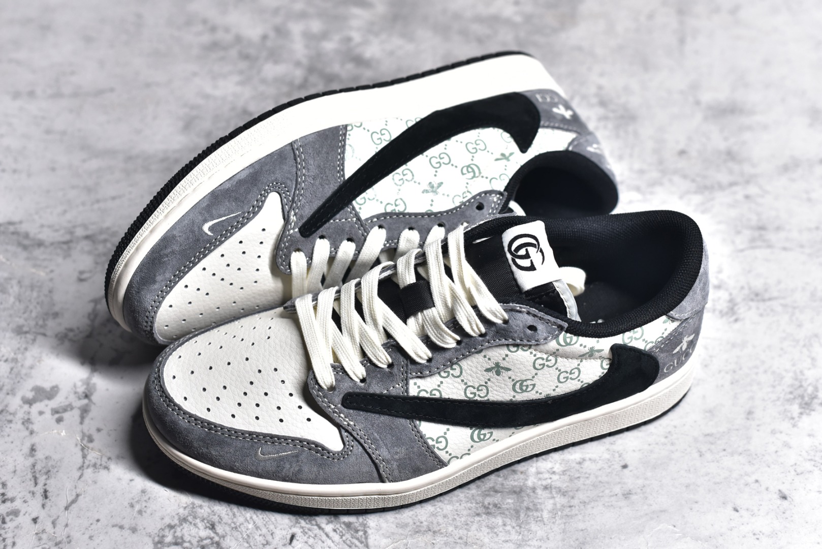图片[7]-#Travis Scott x Fragment Design x Air Jordan 1 Low OG SP AJ1 乔1 古驰联名-黑勾蜻蜓 低帮文化休闲板鞋 SJ2068-137 #多方联名合作融合了Travis Scott 独特的音乐风格，藤原浩个性的设计风格以及Jordan品牌的经典元素 使其成为一双具有独特身份和价值的鞋子 清新而立体的外观加上联名标识更突出了其独特身份 这种配色方案显示出活力和时尚感 在视觉上引人注目 鞋身的质感和细腻的细节处理使其显得高端而格调十足 这款“倒钩”联名是设计与创意完美结合 融合多方的个性风格是一款备受瞩目的潮流鞋款 尺码：36 36.5 37.5 38 38.5 39 40 40.5 41 42 42.5 43 44 44.5 45-选品中心