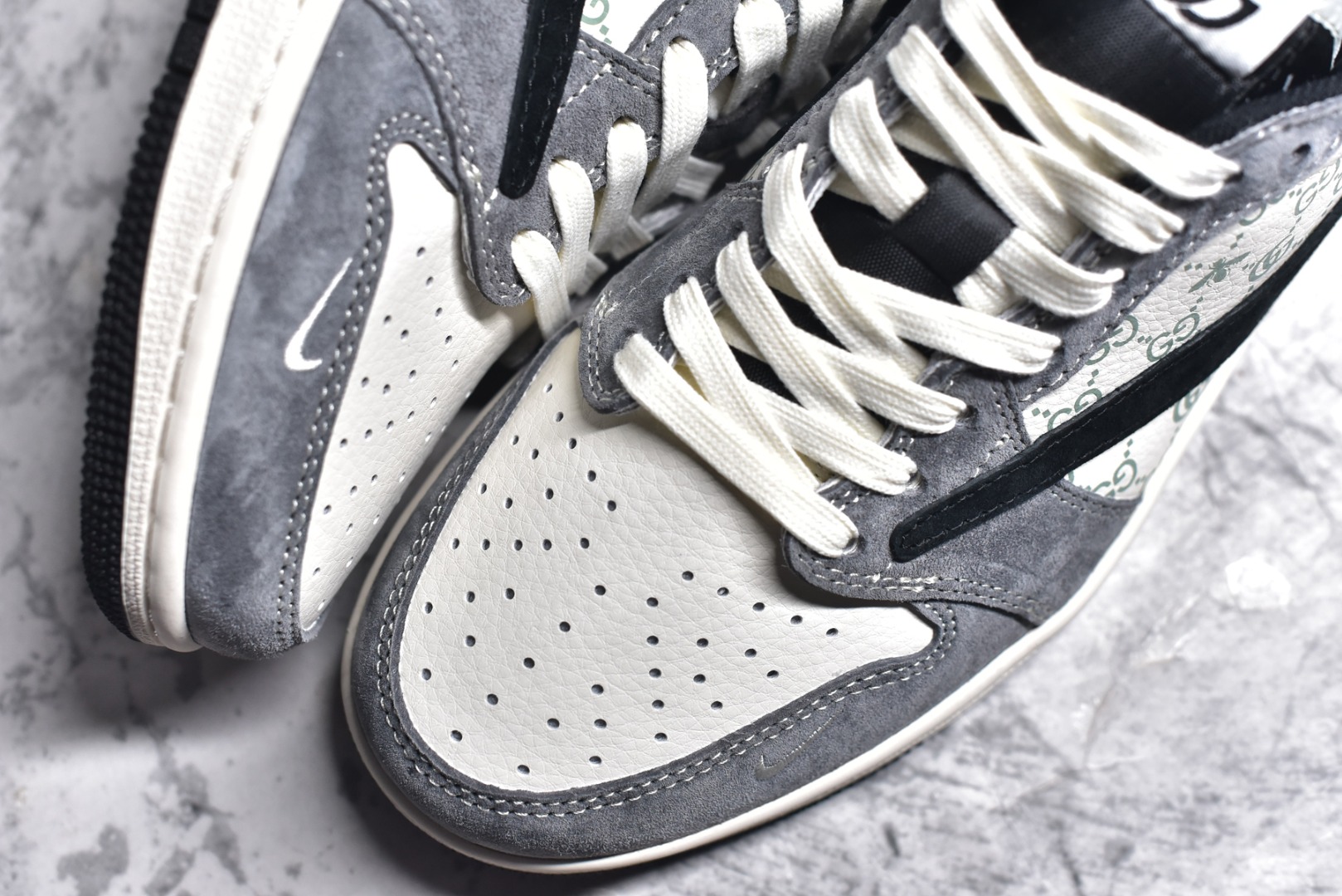 图片[8]-#Travis Scott x Fragment Design x Air Jordan 1 Low OG SP AJ1 乔1 古驰联名-黑勾蜻蜓 低帮文化休闲板鞋 SJ2068-137 #多方联名合作融合了Travis Scott 独特的音乐风格，藤原浩个性的设计风格以及Jordan品牌的经典元素 使其成为一双具有独特身份和价值的鞋子 清新而立体的外观加上联名标识更突出了其独特身份 这种配色方案显示出活力和时尚感 在视觉上引人注目 鞋身的质感和细腻的细节处理使其显得高端而格调十足 这款“倒钩”联名是设计与创意完美结合 融合多方的个性风格是一款备受瞩目的潮流鞋款 尺码：36 36.5 37.5 38 38.5 39 40 40.5 41 42 42.5 43 44 44.5 45-选品中心
