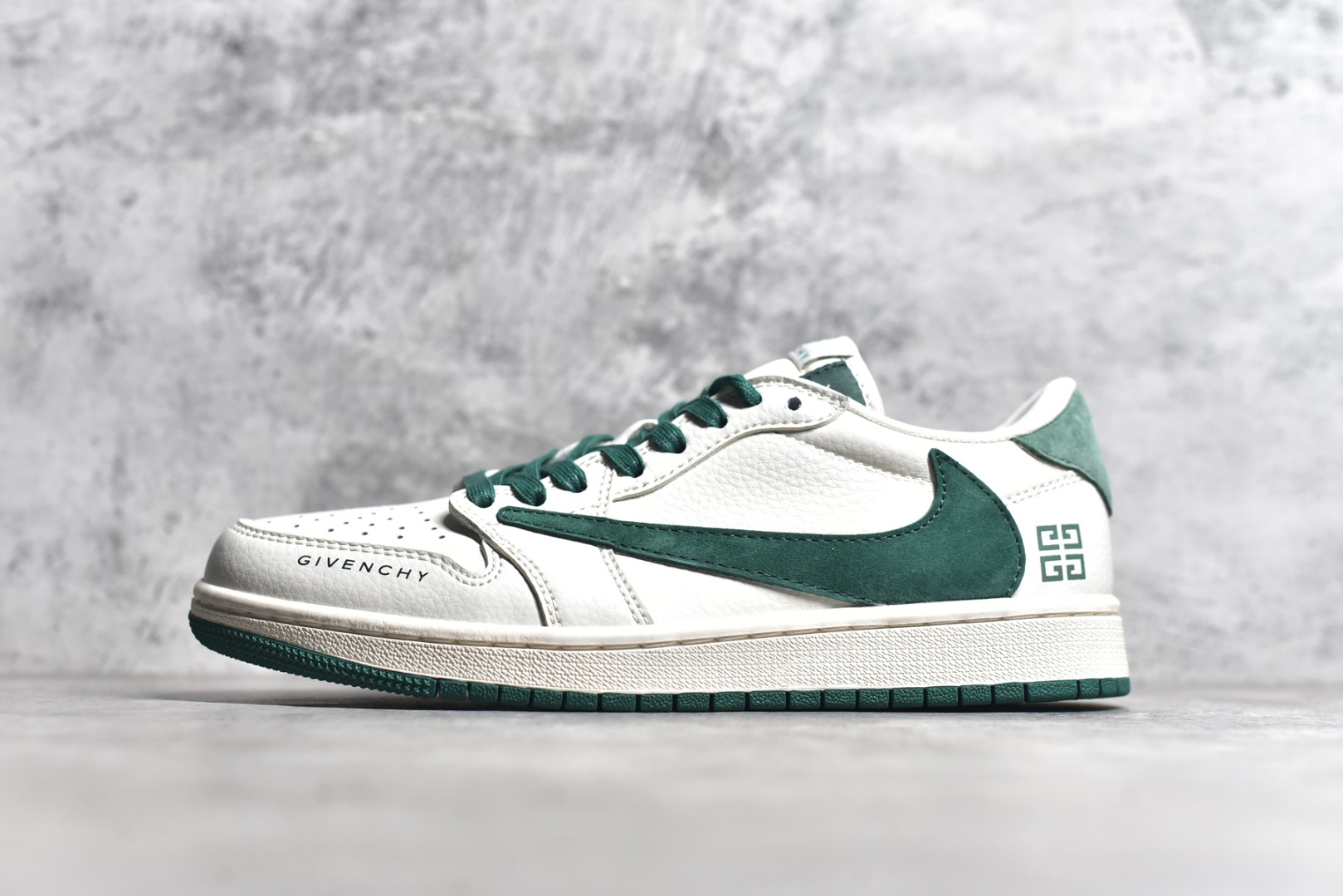 #Travis Scott x Fragment Design x Air Jordan 1 Low OG SP AJ1 乔1 纪梵希联名-米白深绿翻毛 低帮文化休闲板鞋 LX1988-107 #多方联名合作融合了Travis Scott 独特的音乐风格，藤原浩个性的设计风格以及Jordan品牌的经典元素 使其成为一双具有独特身份和价值的鞋子 清新而立体的外观加上联名标识更突出了其独特身份 这种配色方案显示出活力和时尚感 在视觉上引人注目 鞋身的质感和细腻的细节处理使其显得高端而格调十足 这款“倒钩”联名是设计与创意完美结合 融合多方的个性风格是一款备受瞩目的潮流鞋款 尺码：36 36.5 37.5 38 38.5 39 40 40.5 41 42 42.5 43 44 44.5 45-选品中心