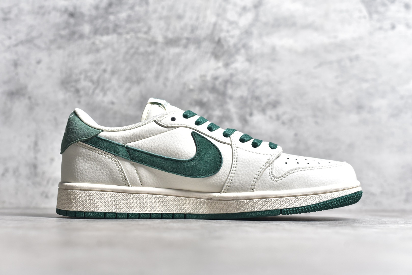 图片[3]-#Travis Scott x Fragment Design x Air Jordan 1 Low OG SP AJ1 乔1 纪梵希联名-米白深绿翻毛 低帮文化休闲板鞋 LX1988-107 #多方联名合作融合了Travis Scott 独特的音乐风格，藤原浩个性的设计风格以及Jordan品牌的经典元素 使其成为一双具有独特身份和价值的鞋子 清新而立体的外观加上联名标识更突出了其独特身份 这种配色方案显示出活力和时尚感 在视觉上引人注目 鞋身的质感和细腻的细节处理使其显得高端而格调十足 这款“倒钩”联名是设计与创意完美结合 融合多方的个性风格是一款备受瞩目的潮流鞋款 尺码：36 36.5 37.5 38 38.5 39 40 40.5 41 42 42.5 43 44 44.5 45-选品中心