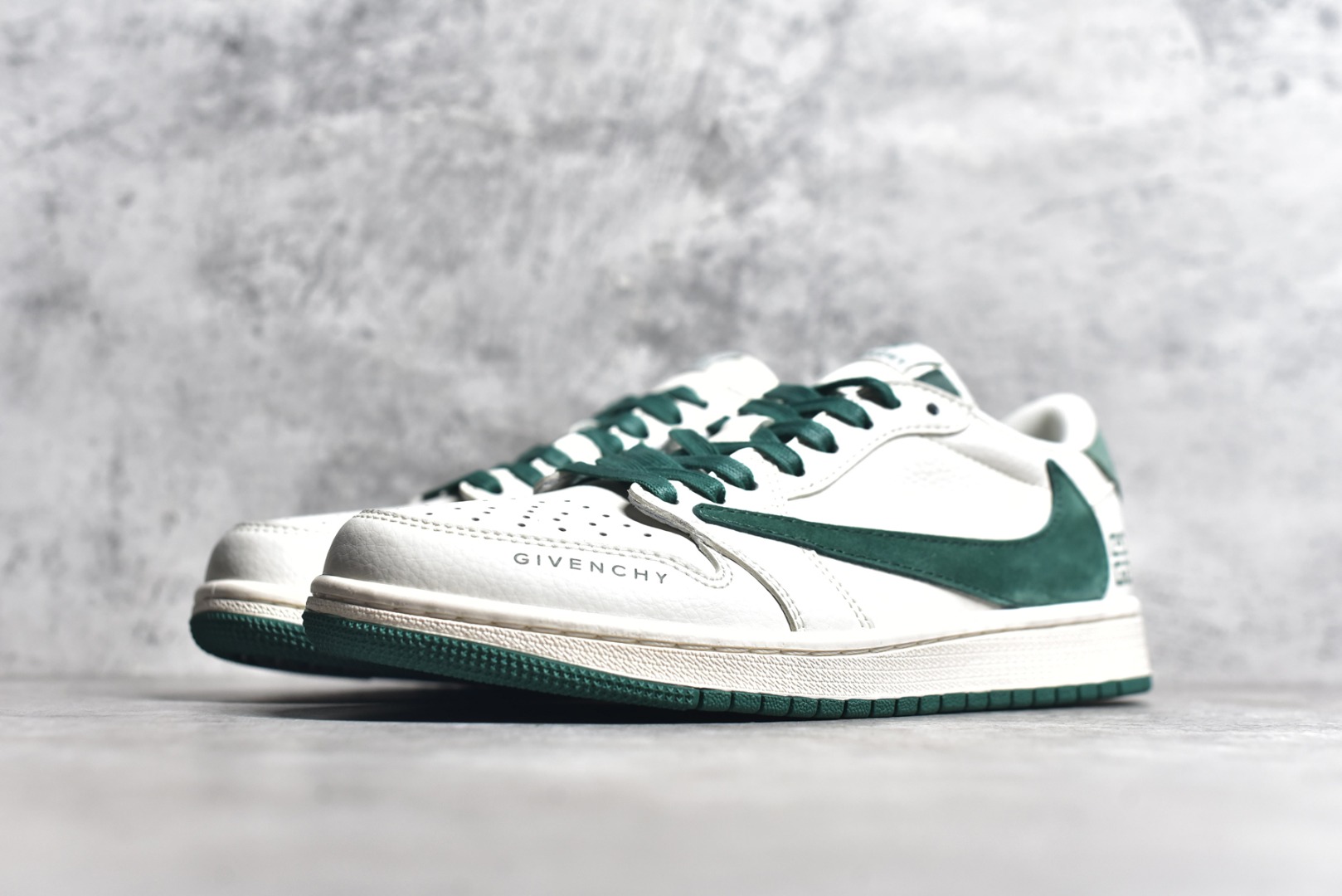 图片[2]-#Travis Scott x Fragment Design x Air Jordan 1 Low OG SP AJ1 乔1 纪梵希联名-米白深绿翻毛 低帮文化休闲板鞋 LX1988-107 #多方联名合作融合了Travis Scott 独特的音乐风格，藤原浩个性的设计风格以及Jordan品牌的经典元素 使其成为一双具有独特身份和价值的鞋子 清新而立体的外观加上联名标识更突出了其独特身份 这种配色方案显示出活力和时尚感 在视觉上引人注目 鞋身的质感和细腻的细节处理使其显得高端而格调十足 这款“倒钩”联名是设计与创意完美结合 融合多方的个性风格是一款备受瞩目的潮流鞋款 尺码：36 36.5 37.5 38 38.5 39 40 40.5 41 42 42.5 43 44 44.5 45-选品中心