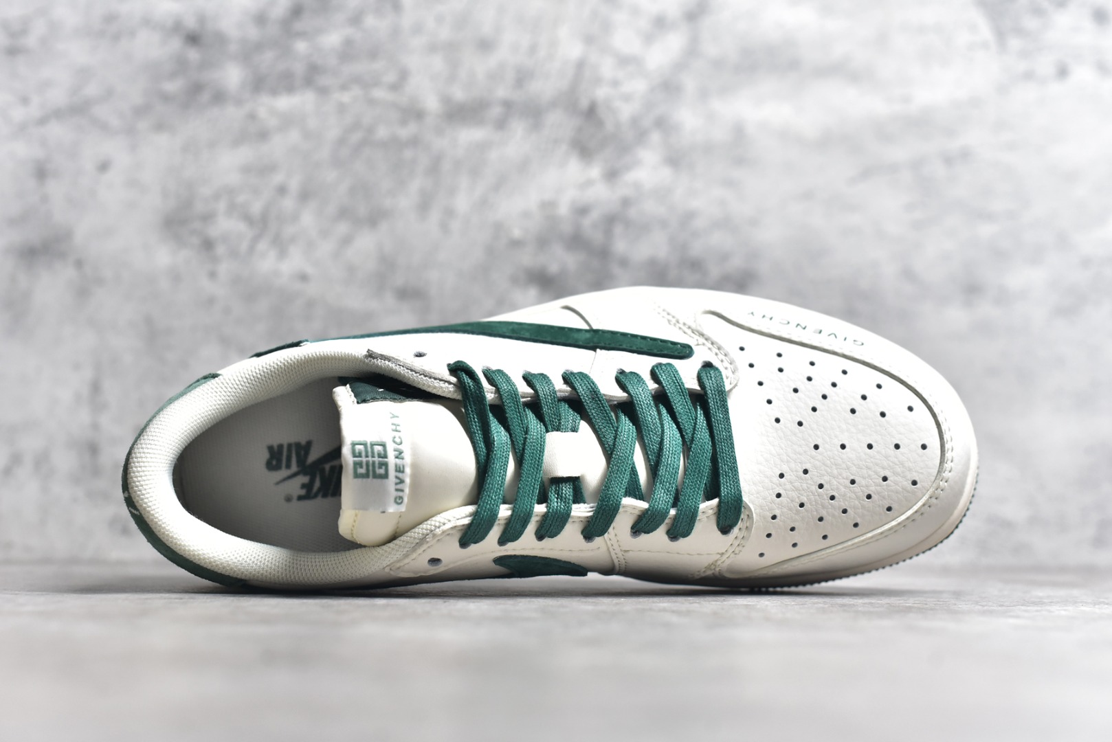 图片[4]-#Travis Scott x Fragment Design x Air Jordan 1 Low OG SP AJ1 乔1 纪梵希联名-米白深绿翻毛 低帮文化休闲板鞋 LX1988-107 #多方联名合作融合了Travis Scott 独特的音乐风格，藤原浩个性的设计风格以及Jordan品牌的经典元素 使其成为一双具有独特身份和价值的鞋子 清新而立体的外观加上联名标识更突出了其独特身份 这种配色方案显示出活力和时尚感 在视觉上引人注目 鞋身的质感和细腻的细节处理使其显得高端而格调十足 这款“倒钩”联名是设计与创意完美结合 融合多方的个性风格是一款备受瞩目的潮流鞋款 尺码：36 36.5 37.5 38 38.5 39 40 40.5 41 42 42.5 43 44 44.5 45-选品中心