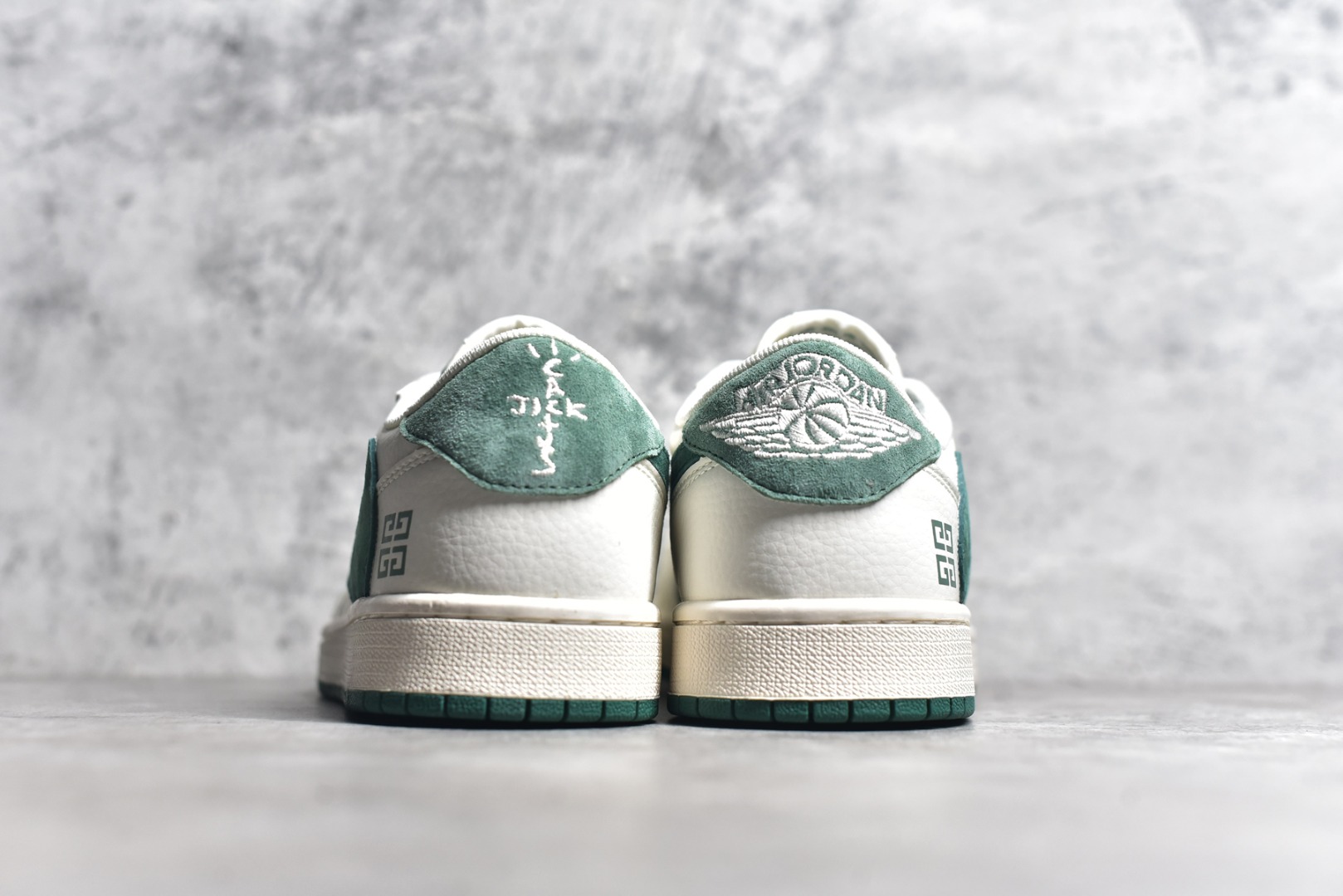 图片[5]-#Travis Scott x Fragment Design x Air Jordan 1 Low OG SP AJ1 乔1 纪梵希联名-米白深绿翻毛 低帮文化休闲板鞋 LX1988-107 #多方联名合作融合了Travis Scott 独特的音乐风格，藤原浩个性的设计风格以及Jordan品牌的经典元素 使其成为一双具有独特身份和价值的鞋子 清新而立体的外观加上联名标识更突出了其独特身份 这种配色方案显示出活力和时尚感 在视觉上引人注目 鞋身的质感和细腻的细节处理使其显得高端而格调十足 这款“倒钩”联名是设计与创意完美结合 融合多方的个性风格是一款备受瞩目的潮流鞋款 尺码：36 36.5 37.5 38 38.5 39 40 40.5 41 42 42.5 43 44 44.5 45-选品中心