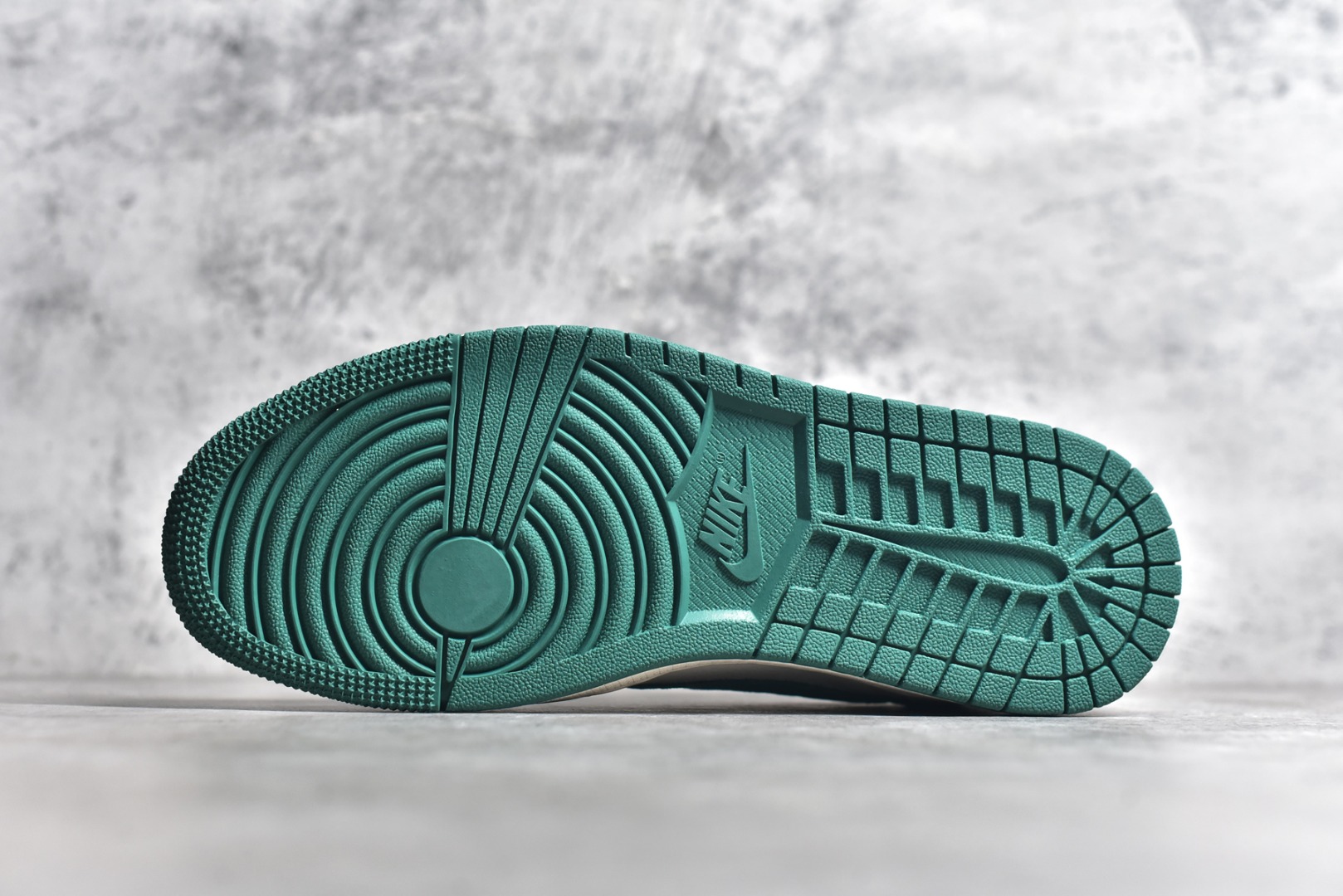 图片[6]-#Travis Scott x Fragment Design x Air Jordan 1 Low OG SP AJ1 乔1 纪梵希联名-米白深绿翻毛 低帮文化休闲板鞋 LX1988-107 #多方联名合作融合了Travis Scott 独特的音乐风格，藤原浩个性的设计风格以及Jordan品牌的经典元素 使其成为一双具有独特身份和价值的鞋子 清新而立体的外观加上联名标识更突出了其独特身份 这种配色方案显示出活力和时尚感 在视觉上引人注目 鞋身的质感和细腻的细节处理使其显得高端而格调十足 这款“倒钩”联名是设计与创意完美结合 融合多方的个性风格是一款备受瞩目的潮流鞋款 尺码：36 36.5 37.5 38 38.5 39 40 40.5 41 42 42.5 43 44 44.5 45-选品中心