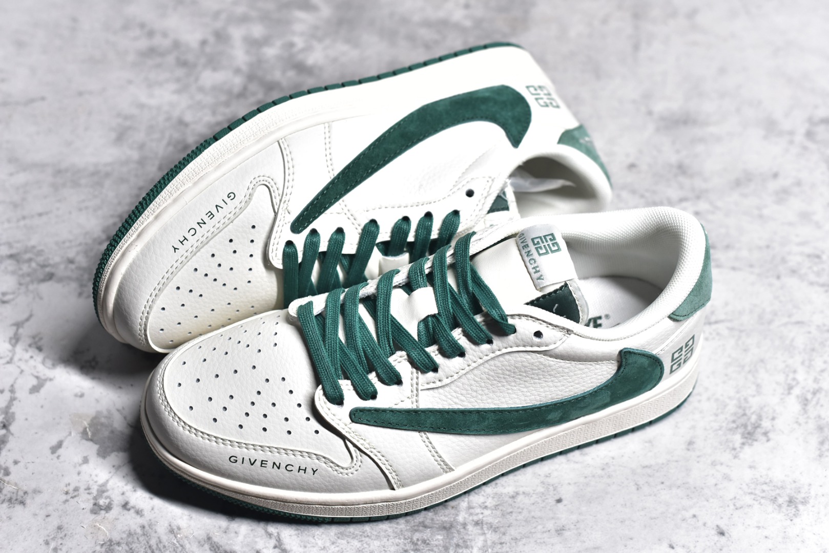 图片[7]-#Travis Scott x Fragment Design x Air Jordan 1 Low OG SP AJ1 乔1 纪梵希联名-米白深绿翻毛 低帮文化休闲板鞋 LX1988-107 #多方联名合作融合了Travis Scott 独特的音乐风格，藤原浩个性的设计风格以及Jordan品牌的经典元素 使其成为一双具有独特身份和价值的鞋子 清新而立体的外观加上联名标识更突出了其独特身份 这种配色方案显示出活力和时尚感 在视觉上引人注目 鞋身的质感和细腻的细节处理使其显得高端而格调十足 这款“倒钩”联名是设计与创意完美结合 融合多方的个性风格是一款备受瞩目的潮流鞋款 尺码：36 36.5 37.5 38 38.5 39 40 40.5 41 42 42.5 43 44 44.5 45-选品中心
