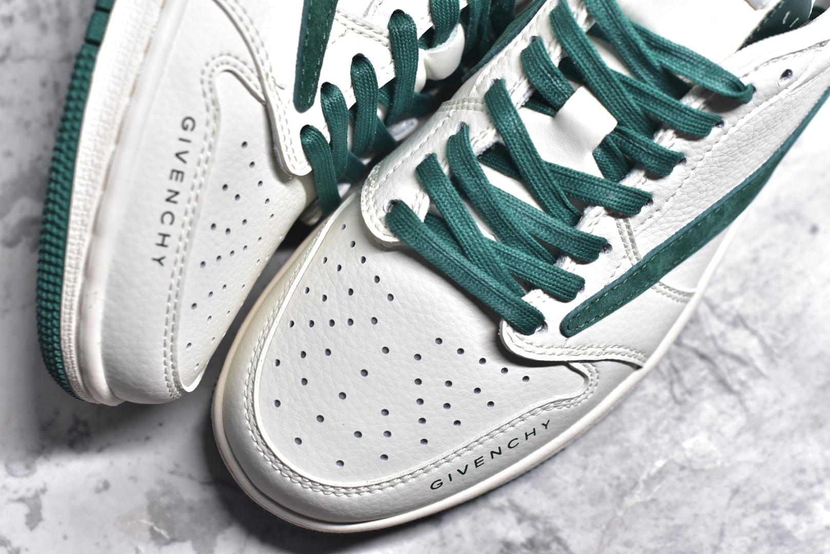 图片[8]-#Travis Scott x Fragment Design x Air Jordan 1 Low OG SP AJ1 乔1 纪梵希联名-米白深绿翻毛 低帮文化休闲板鞋 LX1988-107 #多方联名合作融合了Travis Scott 独特的音乐风格，藤原浩个性的设计风格以及Jordan品牌的经典元素 使其成为一双具有独特身份和价值的鞋子 清新而立体的外观加上联名标识更突出了其独特身份 这种配色方案显示出活力和时尚感 在视觉上引人注目 鞋身的质感和细腻的细节处理使其显得高端而格调十足 这款“倒钩”联名是设计与创意完美结合 融合多方的个性风格是一款备受瞩目的潮流鞋款 尺码：36 36.5 37.5 38 38.5 39 40 40.5 41 42 42.5 43 44 44.5 45-选品中心