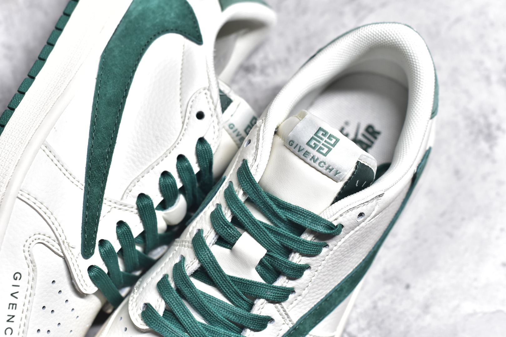 图片[9]-#Travis Scott x Fragment Design x Air Jordan 1 Low OG SP AJ1 乔1 纪梵希联名-米白深绿翻毛 低帮文化休闲板鞋 LX1988-107 #多方联名合作融合了Travis Scott 独特的音乐风格，藤原浩个性的设计风格以及Jordan品牌的经典元素 使其成为一双具有独特身份和价值的鞋子 清新而立体的外观加上联名标识更突出了其独特身份 这种配色方案显示出活力和时尚感 在视觉上引人注目 鞋身的质感和细腻的细节处理使其显得高端而格调十足 这款“倒钩”联名是设计与创意完美结合 融合多方的个性风格是一款备受瞩目的潮流鞋款 尺码：36 36.5 37.5 38 38.5 39 40 40.5 41 42 42.5 43 44 44.5 45-选品中心