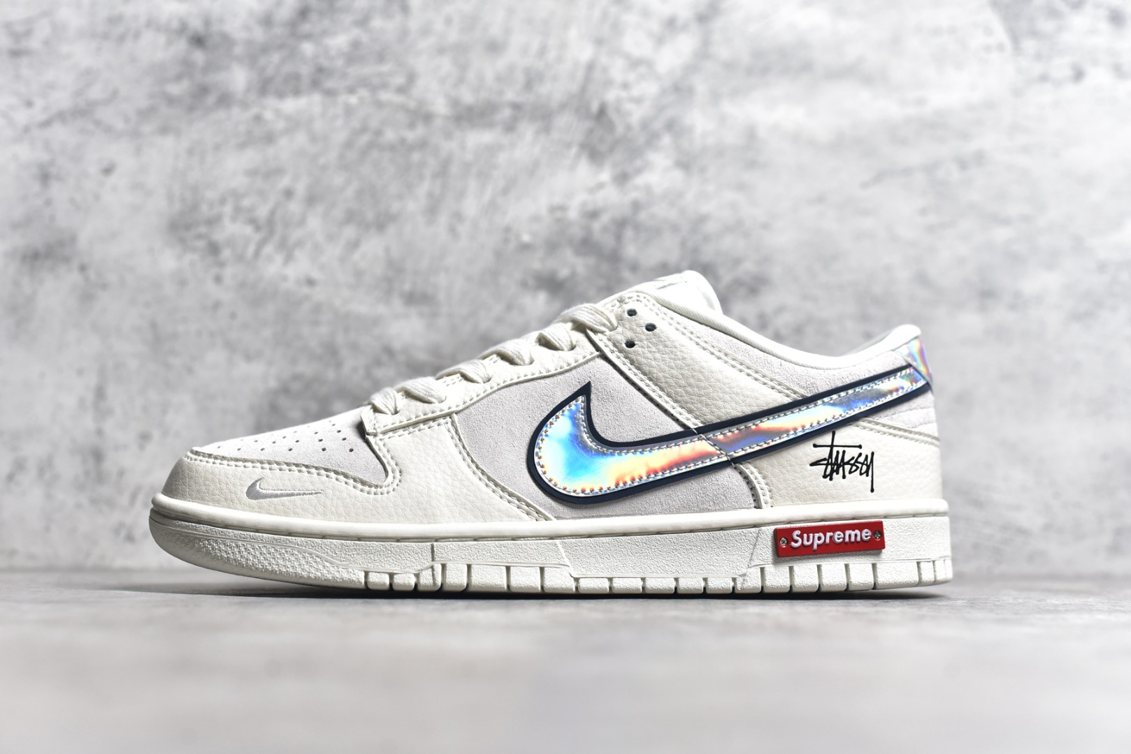 #NK SB Dunk Low Supreme x 斯图西三方联名-米黄银勾 周年高端定制 低帮休闲板鞋 KK1333-005 #定制鞋盒 大厂纯原品质出货 超高清洁度 皮料切割干净无任何毛边 细节完美 尺码：36 36.5 37.5 38 38.5 39 40 40.5 41 42 42.5 43 44 44.5 45-选品中心