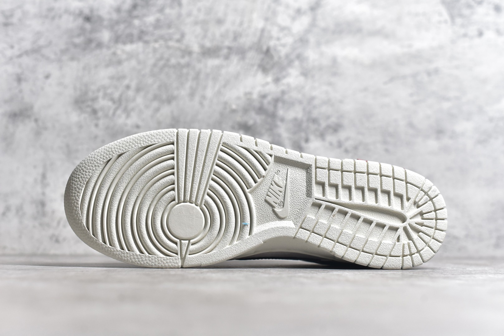 图片[6]-#NK SB Dunk Low Supreme x 斯图西三方联名-米黄银勾 周年高端定制 低帮休闲板鞋 KK1333-005 #定制鞋盒 大厂纯原品质出货 超高清洁度 皮料切割干净无任何毛边 细节完美 尺码：36 36.5 37.5 38 38.5 39 40 40.5 41 42 42.5 43 44 44.5 45-选品中心