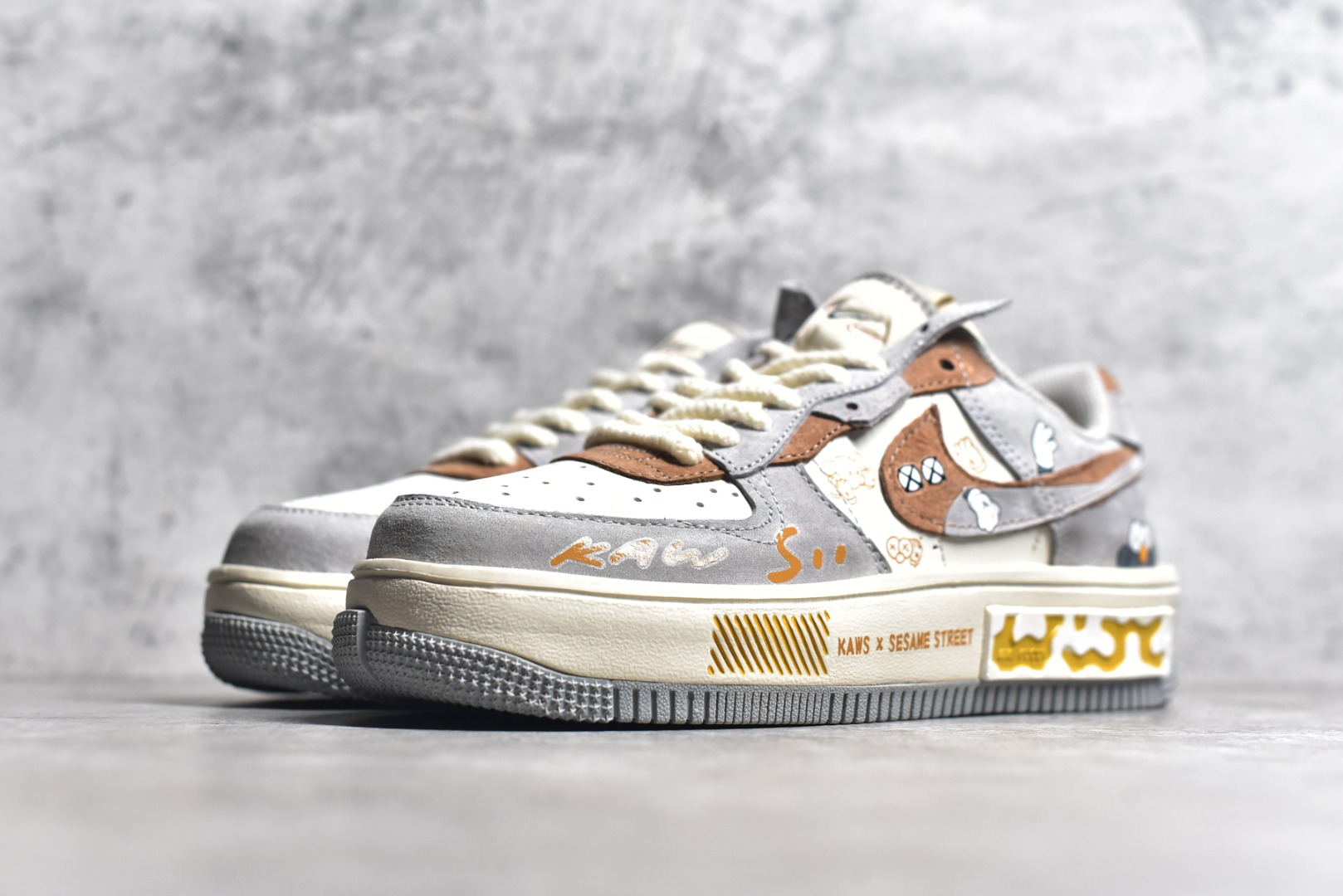 图片[2]-#Kaws x NK Air Force 1\’07 Low 单眼皮 空军一号定制低帮休闲板鞋 CW6688-806 #KAWS 的作品以其独特的卡通形象和大胆的色彩运用而闻名。那些有着“XX”眼睛的玩偶和绘画，仿佛是从另一个奇幻世界穿越而来，带着一种既可爱又叛逆的气质 尺码：36 36.5 37.5 38 38.5 39 40 40.5 41 42 42.5 43 44 44.5 45-选品中心