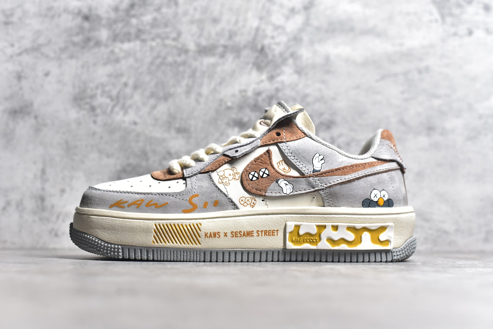 #Kaws x NK Air Force 1\’07 Low 单眼皮 空军一号定制低帮休闲板鞋 CW6688-806 #KAWS 的作品以其独特的卡通形象和大胆的色彩运用而闻名。那些有着“XX”眼睛的玩偶和绘画，仿佛是从另一个奇幻世界穿越而来，带着一种既可爱又叛逆的气质 尺码：36 36.5 37.5 38 38.5 39 40 40.5 41 42 42.5 43 44 44.5 45-选品中心