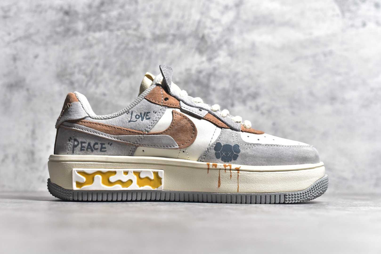 图片[3]-#Kaws x NK Air Force 1\’07 Low 单眼皮 空军一号定制低帮休闲板鞋 CW6688-806 #KAWS 的作品以其独特的卡通形象和大胆的色彩运用而闻名。那些有着“XX”眼睛的玩偶和绘画，仿佛是从另一个奇幻世界穿越而来，带着一种既可爱又叛逆的气质 尺码：36 36.5 37.5 38 38.5 39 40 40.5 41 42 42.5 43 44 44.5 45-选品中心