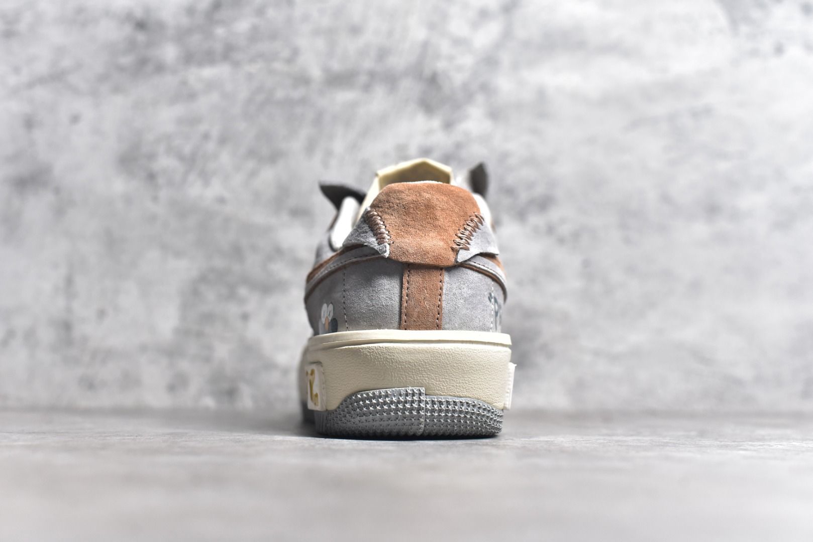 图片[5]-#Kaws x NK Air Force 1\’07 Low 单眼皮 空军一号定制低帮休闲板鞋 CW6688-806 #KAWS 的作品以其独特的卡通形象和大胆的色彩运用而闻名。那些有着“XX”眼睛的玩偶和绘画，仿佛是从另一个奇幻世界穿越而来，带着一种既可爱又叛逆的气质 尺码：36 36.5 37.5 38 38.5 39 40 40.5 41 42 42.5 43 44 44.5 45-选品中心