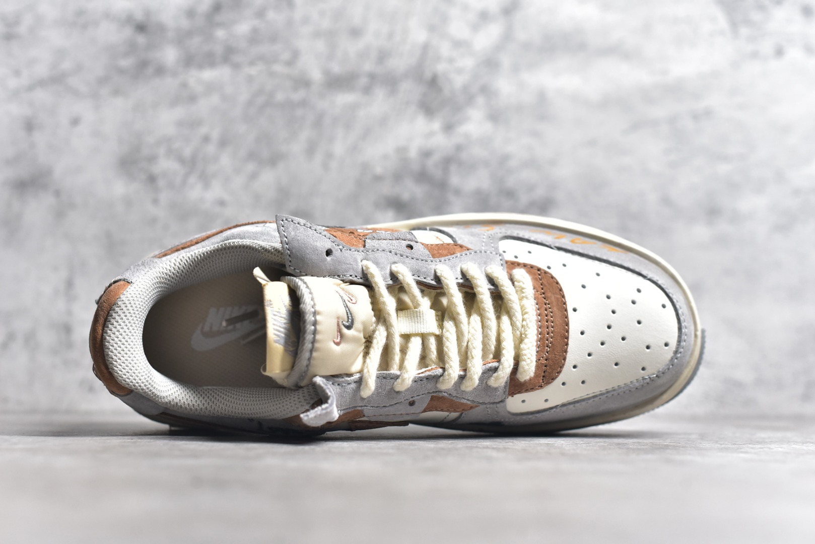 图片[4]-#Kaws x NK Air Force 1\’07 Low 单眼皮 空军一号定制低帮休闲板鞋 CW6688-806 #KAWS 的作品以其独特的卡通形象和大胆的色彩运用而闻名。那些有着“XX”眼睛的玩偶和绘画，仿佛是从另一个奇幻世界穿越而来，带着一种既可爱又叛逆的气质 尺码：36 36.5 37.5 38 38.5 39 40 40.5 41 42 42.5 43 44 44.5 45-选品中心