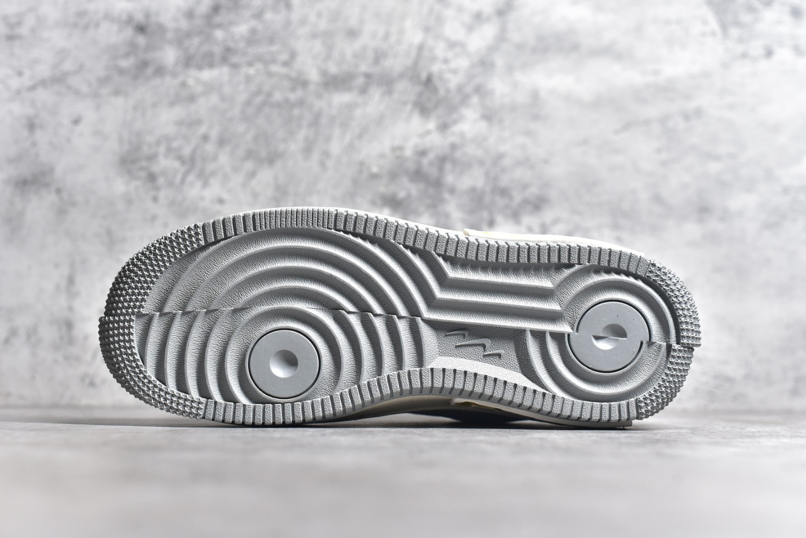 图片[6]-#Kaws x NK Air Force 1\’07 Low 单眼皮 空军一号定制低帮休闲板鞋 CW6688-806 #KAWS 的作品以其独特的卡通形象和大胆的色彩运用而闻名。那些有着“XX”眼睛的玩偶和绘画，仿佛是从另一个奇幻世界穿越而来，带着一种既可爱又叛逆的气质 尺码：36 36.5 37.5 38 38.5 39 40 40.5 41 42 42.5 43 44 44.5 45-选品中心