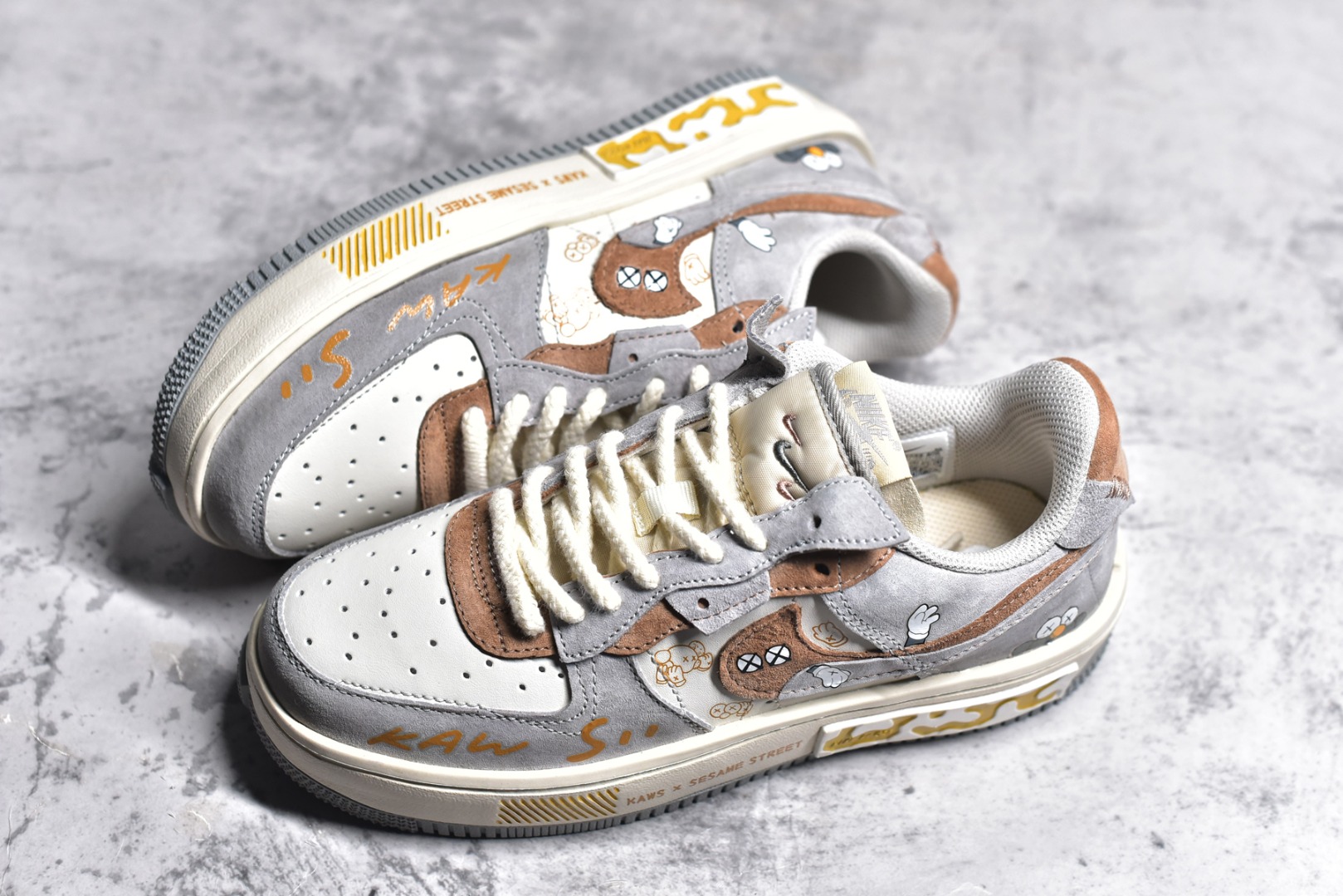 图片[7]-#Kaws x NK Air Force 1\’07 Low 单眼皮 空军一号定制低帮休闲板鞋 CW6688-806 #KAWS 的作品以其独特的卡通形象和大胆的色彩运用而闻名。那些有着“XX”眼睛的玩偶和绘画，仿佛是从另一个奇幻世界穿越而来，带着一种既可爱又叛逆的气质 尺码：36 36.5 37.5 38 38.5 39 40 40.5 41 42 42.5 43 44 44.5 45-选品中心