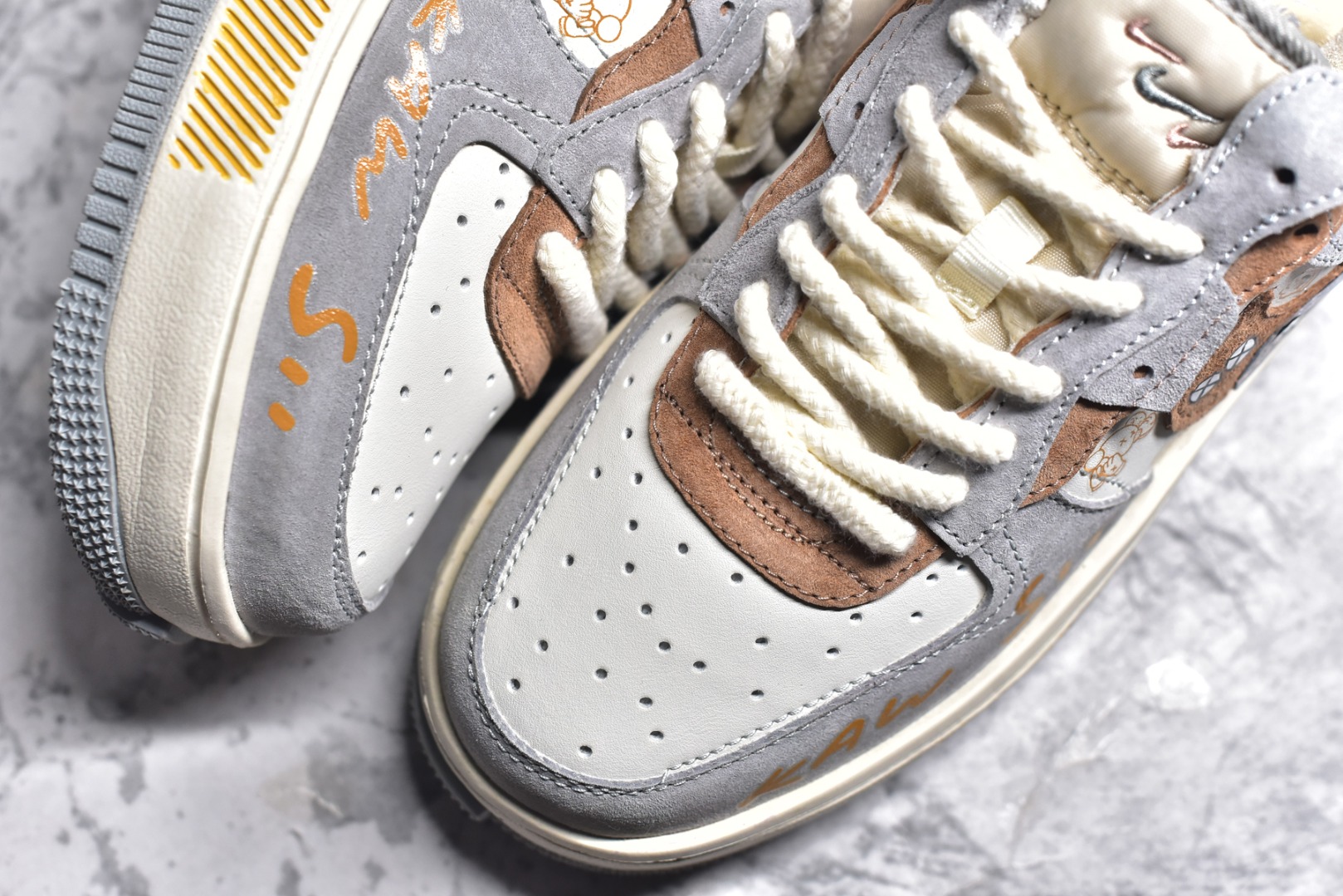 图片[8]-#Kaws x NK Air Force 1\’07 Low 单眼皮 空军一号定制低帮休闲板鞋 CW6688-806 #KAWS 的作品以其独特的卡通形象和大胆的色彩运用而闻名。那些有着“XX”眼睛的玩偶和绘画，仿佛是从另一个奇幻世界穿越而来，带着一种既可爱又叛逆的气质 尺码：36 36.5 37.5 38 38.5 39 40 40.5 41 42 42.5 43 44 44.5 45-选品中心