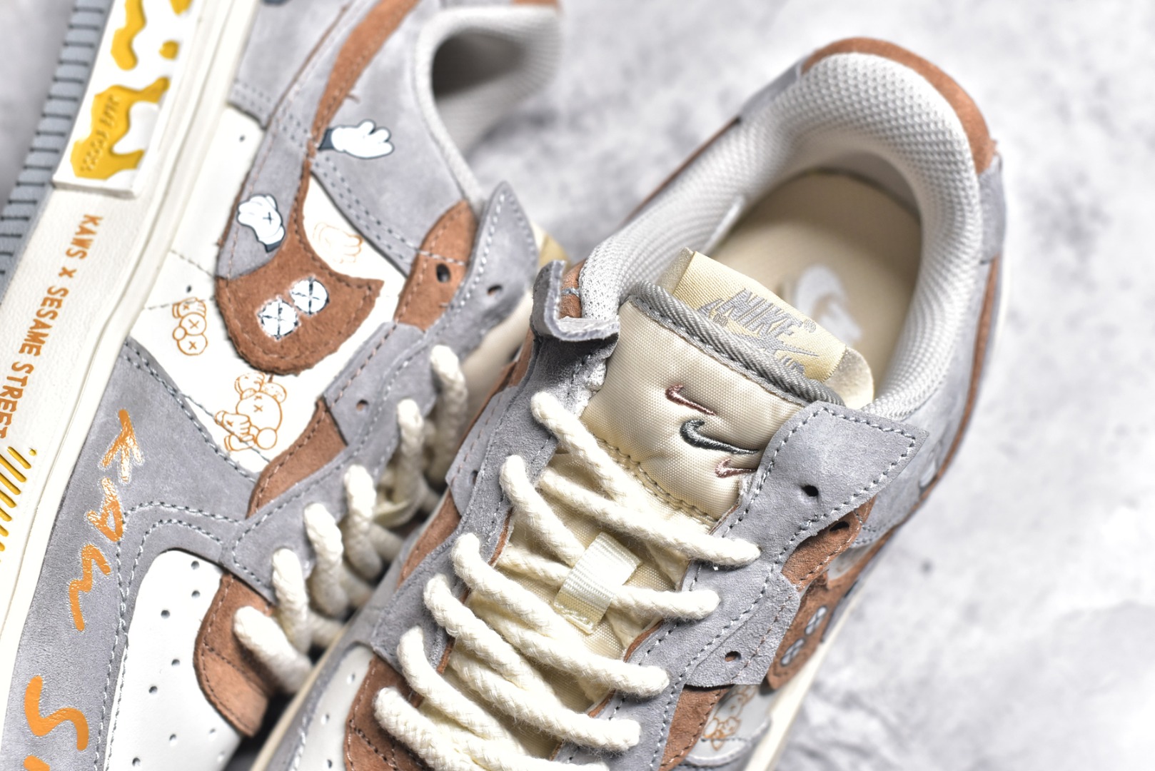 图片[9]-#Kaws x NK Air Force 1\’07 Low 单眼皮 空军一号定制低帮休闲板鞋 CW6688-806 #KAWS 的作品以其独特的卡通形象和大胆的色彩运用而闻名。那些有着“XX”眼睛的玩偶和绘画，仿佛是从另一个奇幻世界穿越而来，带着一种既可爱又叛逆的气质 尺码：36 36.5 37.5 38 38.5 39 40 40.5 41 42 42.5 43 44 44.5 45-选品中心