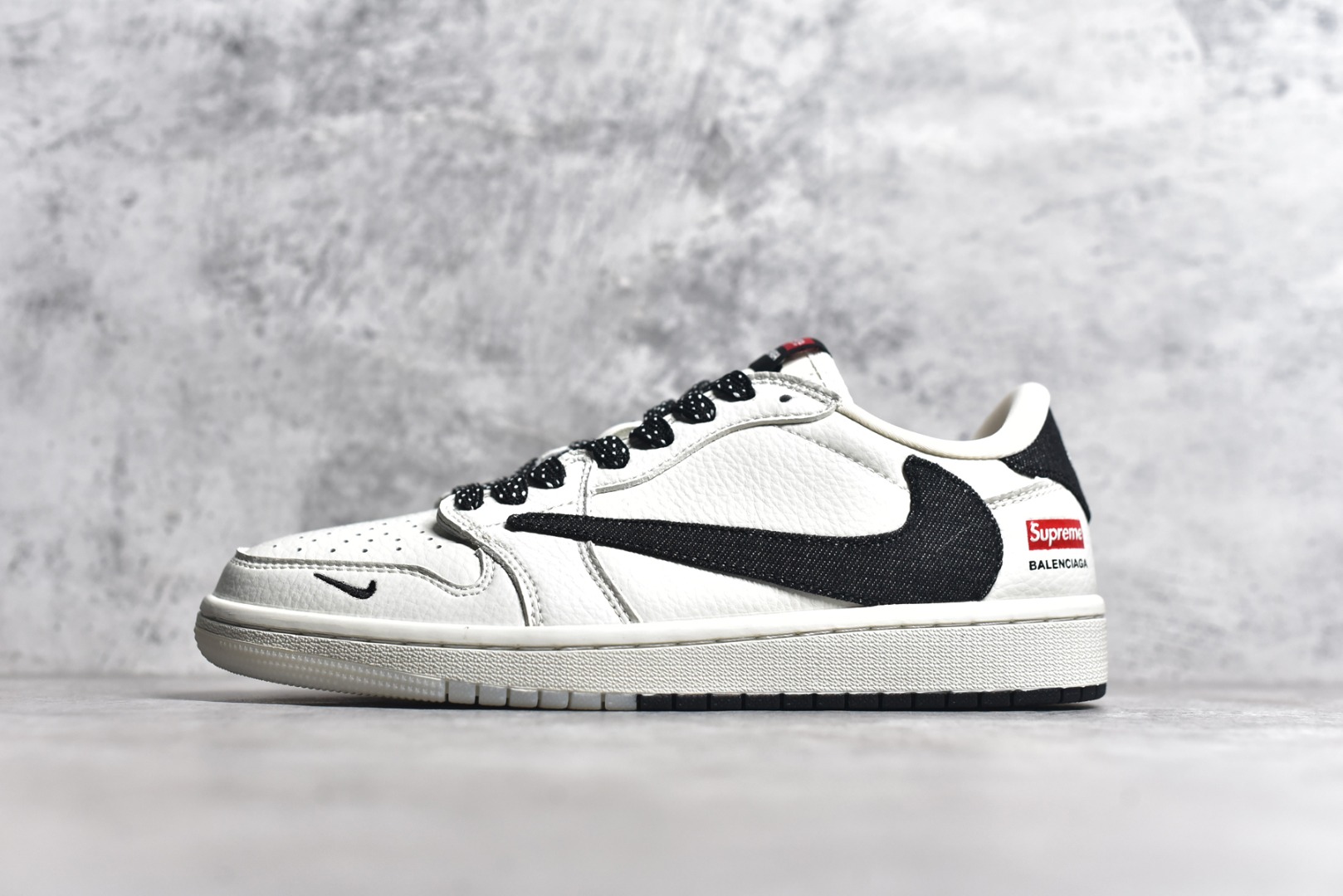 #Travis Scott x Fragment Design x Air Jordan 1 Low OG SP AJ1 乔1 Supreme联名-米黑牛仔双拼 低帮文化休闲板鞋 JH6088-704 #多方联名合作融合了Travis Scott 独特的音乐风格，藤原浩个性的设计风格以及Jordan品牌的经典元素 使其成为一双具有独特身份和价值的鞋子 清新而立体的外观加上联名标识更突出了其独特身份 这种配色方案显示出活力和时尚感 在视觉上引人注目 鞋身的质感和细腻的细节处理使其显得高端而格调十足 这款“倒钩”联名是设计与创意完美结合 融合多方的个性风格是一款备受瞩目的潮流鞋款 尺码：36 36.5 37.5 38 38.5 39 40 40.5 41 42 42.5 43 44 44.5 45-选品中心