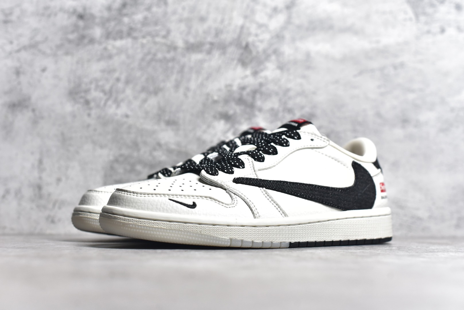 图片[2]-#Travis Scott x Fragment Design x Air Jordan 1 Low OG SP AJ1 乔1 Supreme联名-米黑牛仔双拼 低帮文化休闲板鞋 JH6088-704 #多方联名合作融合了Travis Scott 独特的音乐风格，藤原浩个性的设计风格以及Jordan品牌的经典元素 使其成为一双具有独特身份和价值的鞋子 清新而立体的外观加上联名标识更突出了其独特身份 这种配色方案显示出活力和时尚感 在视觉上引人注目 鞋身的质感和细腻的细节处理使其显得高端而格调十足 这款“倒钩”联名是设计与创意完美结合 融合多方的个性风格是一款备受瞩目的潮流鞋款 尺码：36 36.5 37.5 38 38.5 39 40 40.5 41 42 42.5 43 44 44.5 45-选品中心