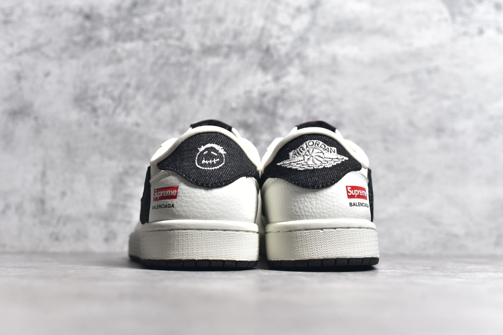图片[5]-#Travis Scott x Fragment Design x Air Jordan 1 Low OG SP AJ1 乔1 Supreme联名-米黑牛仔双拼 低帮文化休闲板鞋 JH6088-704 #多方联名合作融合了Travis Scott 独特的音乐风格，藤原浩个性的设计风格以及Jordan品牌的经典元素 使其成为一双具有独特身份和价值的鞋子 清新而立体的外观加上联名标识更突出了其独特身份 这种配色方案显示出活力和时尚感 在视觉上引人注目 鞋身的质感和细腻的细节处理使其显得高端而格调十足 这款“倒钩”联名是设计与创意完美结合 融合多方的个性风格是一款备受瞩目的潮流鞋款 尺码：36 36.5 37.5 38 38.5 39 40 40.5 41 42 42.5 43 44 44.5 45-选品中心