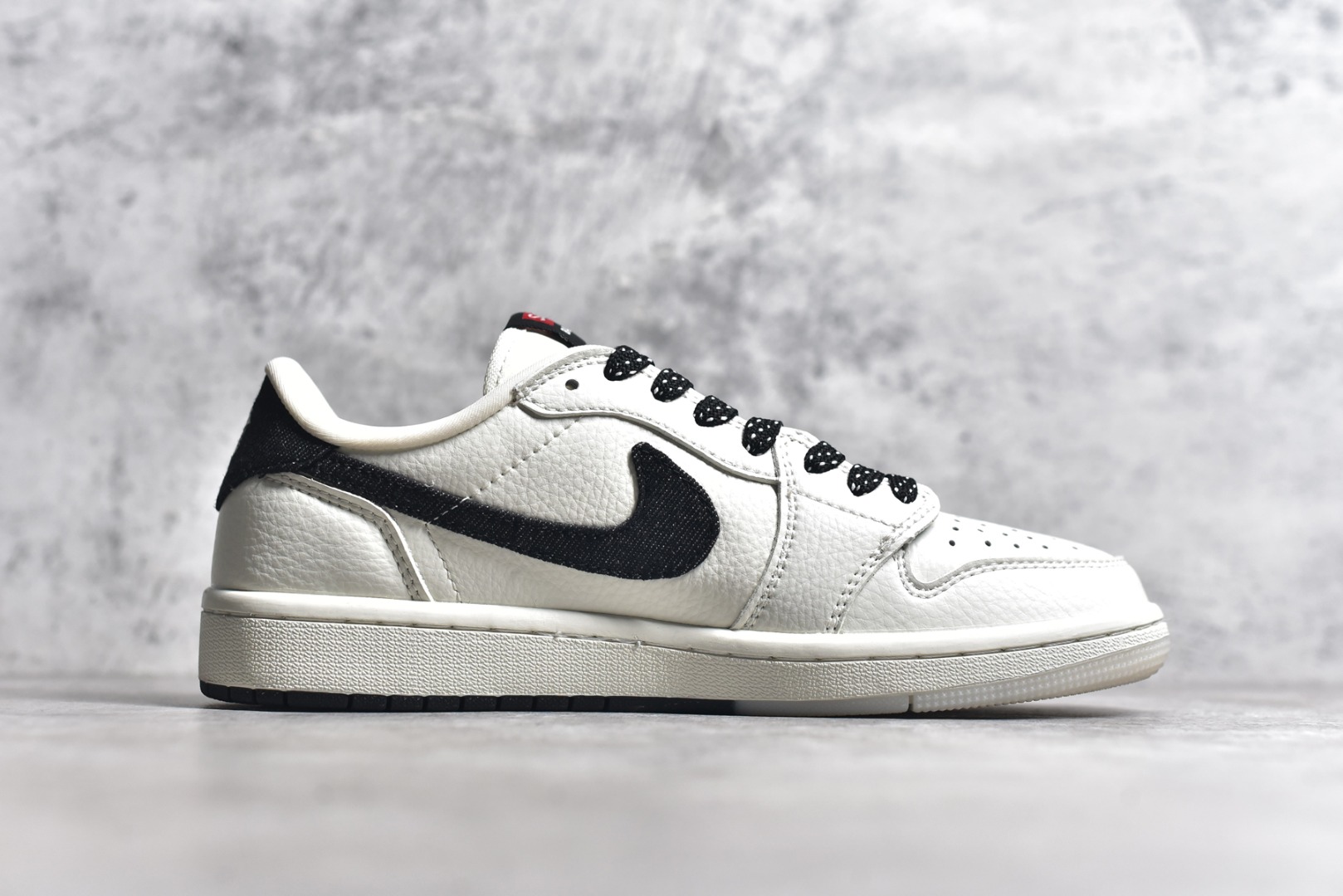 图片[3]-#Travis Scott x Fragment Design x Air Jordan 1 Low OG SP AJ1 乔1 Supreme联名-米黑牛仔双拼 低帮文化休闲板鞋 JH6088-704 #多方联名合作融合了Travis Scott 独特的音乐风格，藤原浩个性的设计风格以及Jordan品牌的经典元素 使其成为一双具有独特身份和价值的鞋子 清新而立体的外观加上联名标识更突出了其独特身份 这种配色方案显示出活力和时尚感 在视觉上引人注目 鞋身的质感和细腻的细节处理使其显得高端而格调十足 这款“倒钩”联名是设计与创意完美结合 融合多方的个性风格是一款备受瞩目的潮流鞋款 尺码：36 36.5 37.5 38 38.5 39 40 40.5 41 42 42.5 43 44 44.5 45-选品中心