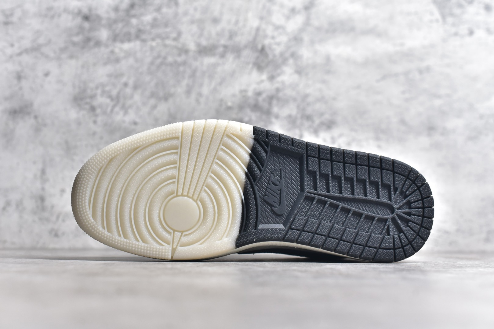 图片[6]-#Travis Scott x Fragment Design x Air Jordan 1 Low OG SP AJ1 乔1 Supreme联名-米黑牛仔双拼 低帮文化休闲板鞋 JH6088-704 #多方联名合作融合了Travis Scott 独特的音乐风格，藤原浩个性的设计风格以及Jordan品牌的经典元素 使其成为一双具有独特身份和价值的鞋子 清新而立体的外观加上联名标识更突出了其独特身份 这种配色方案显示出活力和时尚感 在视觉上引人注目 鞋身的质感和细腻的细节处理使其显得高端而格调十足 这款“倒钩”联名是设计与创意完美结合 融合多方的个性风格是一款备受瞩目的潮流鞋款 尺码：36 36.5 37.5 38 38.5 39 40 40.5 41 42 42.5 43 44 44.5 45-选品中心