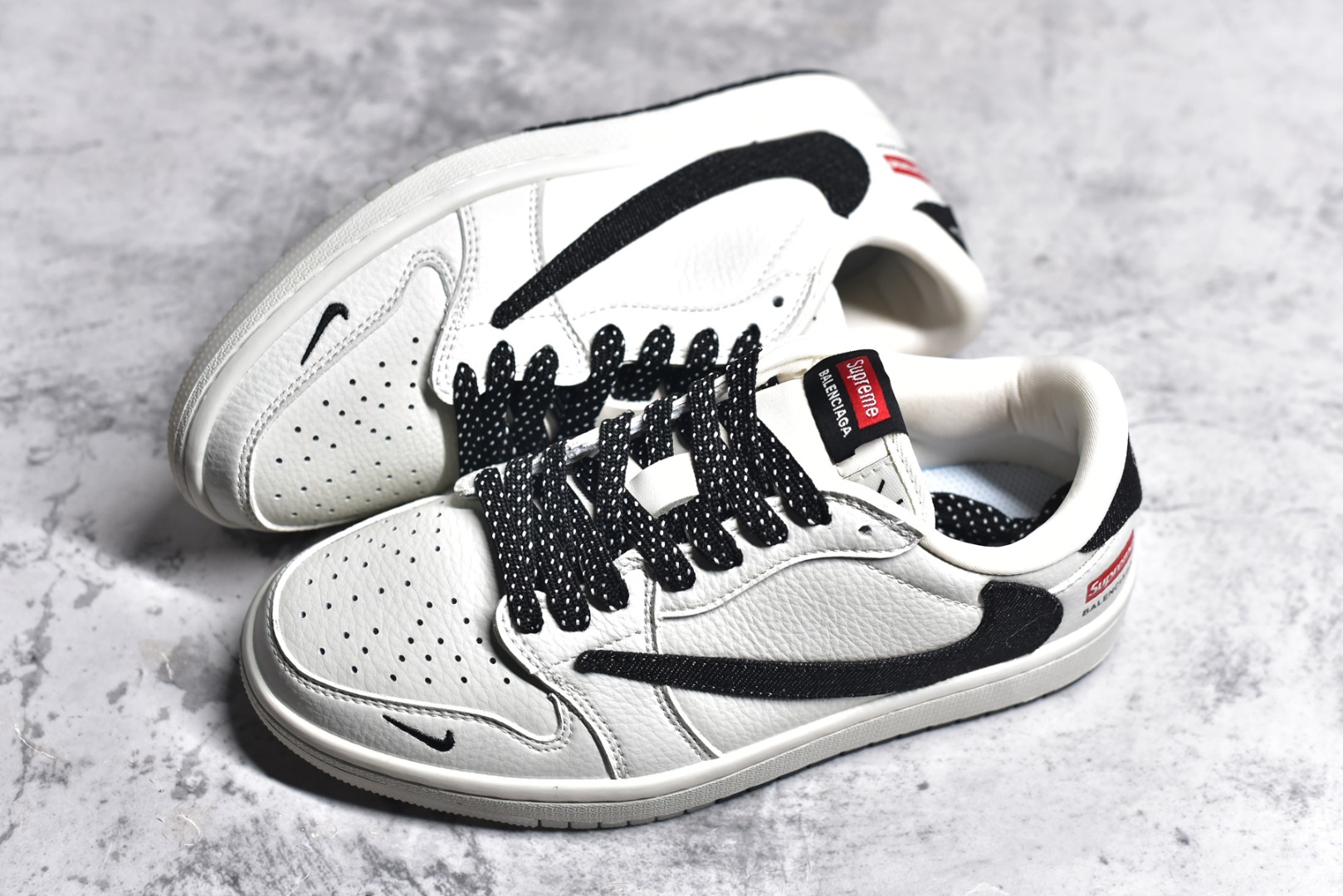 图片[7]-#Travis Scott x Fragment Design x Air Jordan 1 Low OG SP AJ1 乔1 Supreme联名-米黑牛仔双拼 低帮文化休闲板鞋 JH6088-704 #多方联名合作融合了Travis Scott 独特的音乐风格，藤原浩个性的设计风格以及Jordan品牌的经典元素 使其成为一双具有独特身份和价值的鞋子 清新而立体的外观加上联名标识更突出了其独特身份 这种配色方案显示出活力和时尚感 在视觉上引人注目 鞋身的质感和细腻的细节处理使其显得高端而格调十足 这款“倒钩”联名是设计与创意完美结合 融合多方的个性风格是一款备受瞩目的潮流鞋款 尺码：36 36.5 37.5 38 38.5 39 40 40.5 41 42 42.5 43 44 44.5 45-选品中心