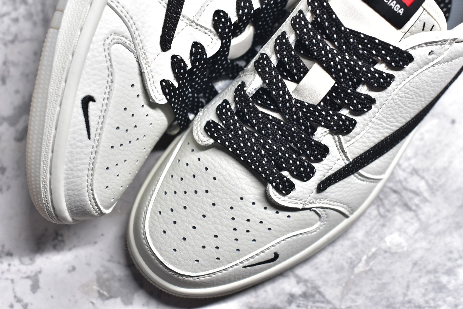 图片[8]-#Travis Scott x Fragment Design x Air Jordan 1 Low OG SP AJ1 乔1 Supreme联名-米黑牛仔双拼 低帮文化休闲板鞋 JH6088-704 #多方联名合作融合了Travis Scott 独特的音乐风格，藤原浩个性的设计风格以及Jordan品牌的经典元素 使其成为一双具有独特身份和价值的鞋子 清新而立体的外观加上联名标识更突出了其独特身份 这种配色方案显示出活力和时尚感 在视觉上引人注目 鞋身的质感和细腻的细节处理使其显得高端而格调十足 这款“倒钩”联名是设计与创意完美结合 融合多方的个性风格是一款备受瞩目的潮流鞋款 尺码：36 36.5 37.5 38 38.5 39 40 40.5 41 42 42.5 43 44 44.5 45-选品中心