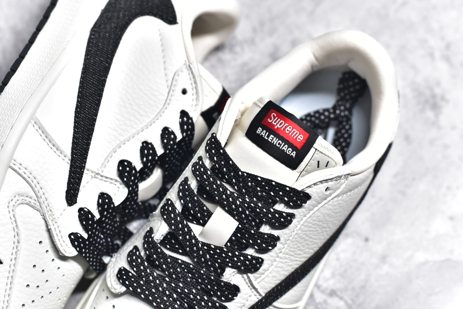 图片[9]-#Travis Scott x Fragment Design x Air Jordan 1 Low OG SP AJ1 乔1 Supreme联名-米黑牛仔双拼 低帮文化休闲板鞋 JH6088-704 #多方联名合作融合了Travis Scott 独特的音乐风格，藤原浩个性的设计风格以及Jordan品牌的经典元素 使其成为一双具有独特身份和价值的鞋子 清新而立体的外观加上联名标识更突出了其独特身份 这种配色方案显示出活力和时尚感 在视觉上引人注目 鞋身的质感和细腻的细节处理使其显得高端而格调十足 这款“倒钩”联名是设计与创意完美结合 融合多方的个性风格是一款备受瞩目的潮流鞋款 尺码：36 36.5 37.5 38 38.5 39 40 40.5 41 42 42.5 43 44 44.5 45-选品中心