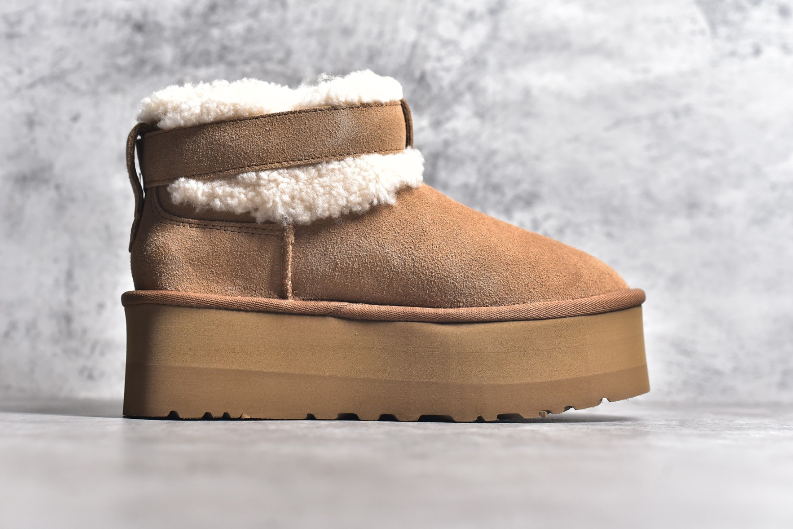 图片[3]-#SS顶级 UGG 圆头搭扣 3.5cm厚底 雪地靴女款 广州外贸大厂生产 鞋头到鞋垫真羊皮毛一体 独立外盒包装 芯片 带防水工艺 区别市面任何版本 独立原版开发大底 羊绒鞋垫 冬季保暖外出 家居都是很适合的选择 近年uug推出款式系列 局部偏向年轻消费者喜好 也走到时尚潮流穿搭的前沿 鞋身材质 防泼水涂层翻毛皮鞋面 17毫米UGGPURE™植入式羊毛内底 轻便防滑舒适橡胶外底 带有品牌LOGO商标 带全套包装 尺码： 35 36 37 38 39 40-选品中心