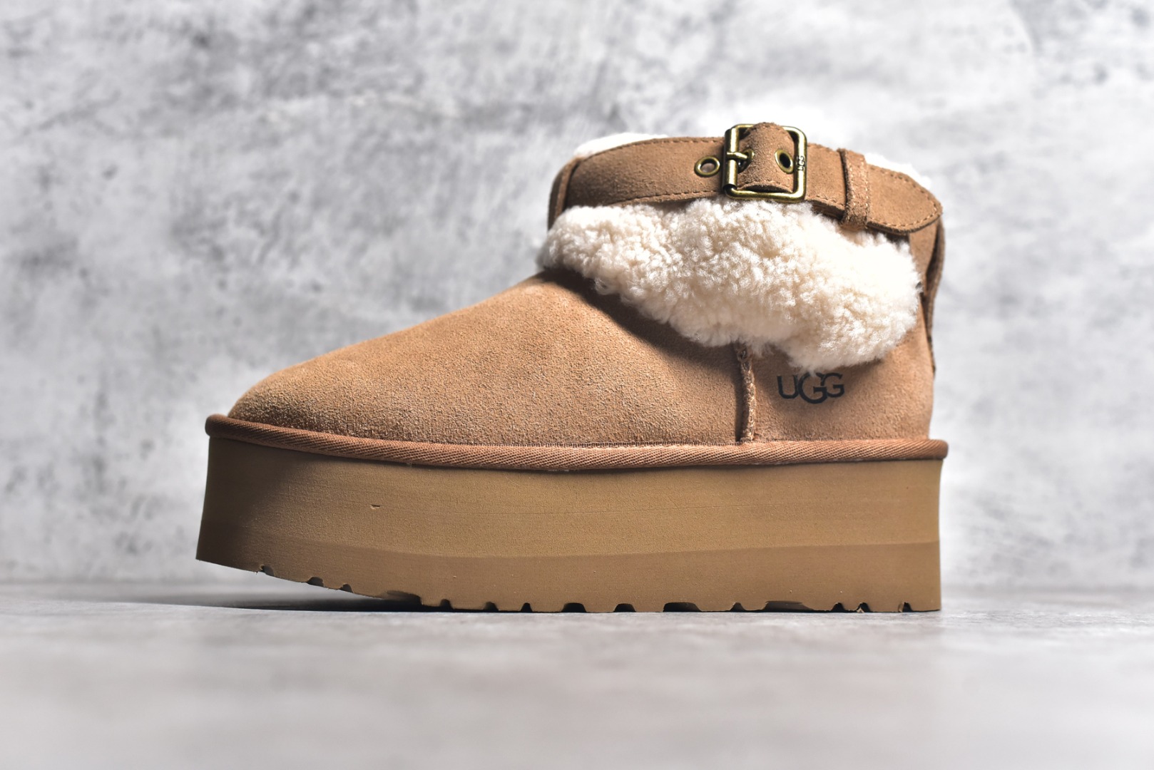 #SS顶级 UGG 圆头搭扣 3.5cm厚底 雪地靴女款 广州外贸大厂生产 鞋头到鞋垫真羊皮毛一体 独立外盒包装 芯片 带防水工艺 区别市面任何版本 独立原版开发大底 羊绒鞋垫 冬季保暖外出 家居都是很适合的选择 近年uug推出款式系列 局部偏向年轻消费者喜好 也走到时尚潮流穿搭的前沿 鞋身材质 防泼水涂层翻毛皮鞋面 17毫米UGGPURE™植入式羊毛内底 轻便防滑舒适橡胶外底 带有品牌LOGO商标 带全套包装 尺码： 35 36 37 38 39 40-选品中心