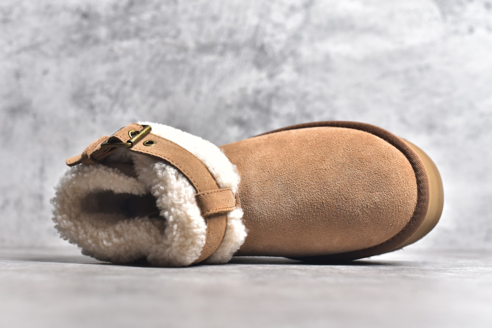 图片[4]-#SS顶级 UGG 圆头搭扣 3.5cm厚底 雪地靴女款 广州外贸大厂生产 鞋头到鞋垫真羊皮毛一体 独立外盒包装 芯片 带防水工艺 区别市面任何版本 独立原版开发大底 羊绒鞋垫 冬季保暖外出 家居都是很适合的选择 近年uug推出款式系列 局部偏向年轻消费者喜好 也走到时尚潮流穿搭的前沿 鞋身材质 防泼水涂层翻毛皮鞋面 17毫米UGGPURE™植入式羊毛内底 轻便防滑舒适橡胶外底 带有品牌LOGO商标 带全套包装 尺码： 35 36 37 38 39 40-选品中心