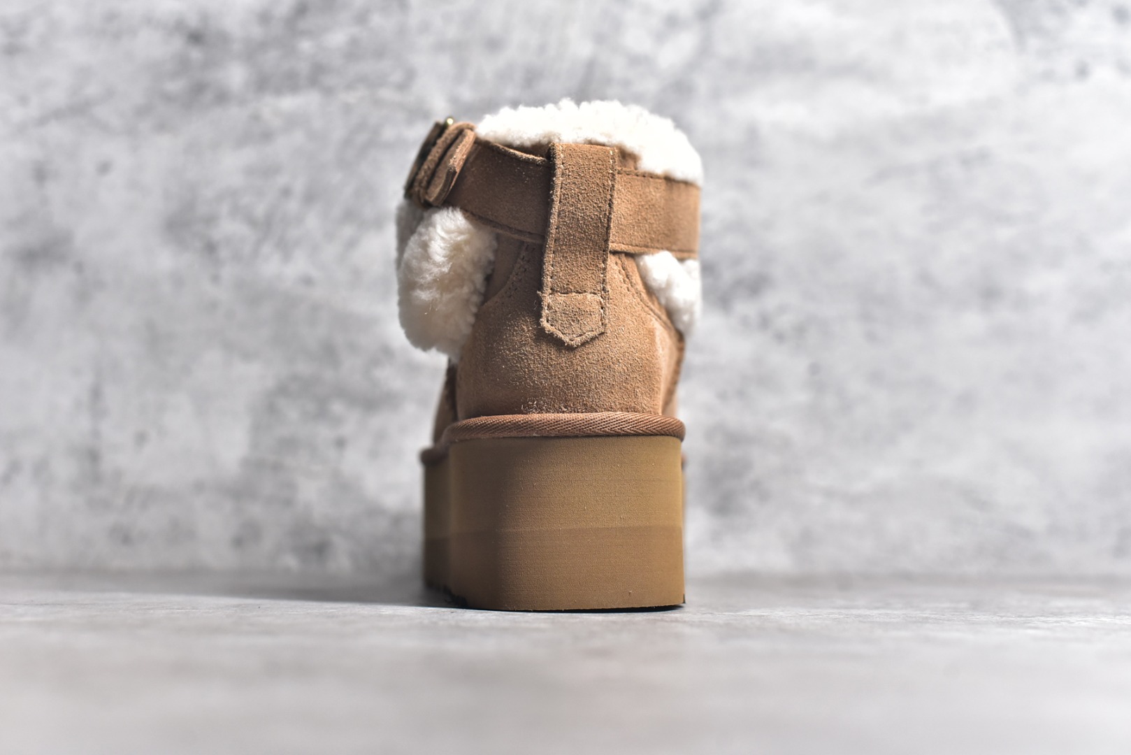 图片[5]-#SS顶级 UGG 圆头搭扣 3.5cm厚底 雪地靴女款 广州外贸大厂生产 鞋头到鞋垫真羊皮毛一体 独立外盒包装 芯片 带防水工艺 区别市面任何版本 独立原版开发大底 羊绒鞋垫 冬季保暖外出 家居都是很适合的选择 近年uug推出款式系列 局部偏向年轻消费者喜好 也走到时尚潮流穿搭的前沿 鞋身材质 防泼水涂层翻毛皮鞋面 17毫米UGGPURE™植入式羊毛内底 轻便防滑舒适橡胶外底 带有品牌LOGO商标 带全套包装 尺码： 35 36 37 38 39 40-选品中心