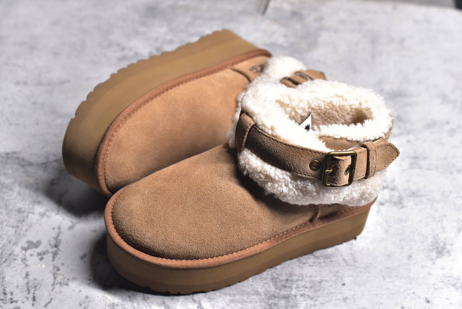 图片[7]-#SS顶级 UGG 圆头搭扣 3.5cm厚底 雪地靴女款 广州外贸大厂生产 鞋头到鞋垫真羊皮毛一体 独立外盒包装 芯片 带防水工艺 区别市面任何版本 独立原版开发大底 羊绒鞋垫 冬季保暖外出 家居都是很适合的选择 近年uug推出款式系列 局部偏向年轻消费者喜好 也走到时尚潮流穿搭的前沿 鞋身材质 防泼水涂层翻毛皮鞋面 17毫米UGGPURE™植入式羊毛内底 轻便防滑舒适橡胶外底 带有品牌LOGO商标 带全套包装 尺码： 35 36 37 38 39 40-选品中心
