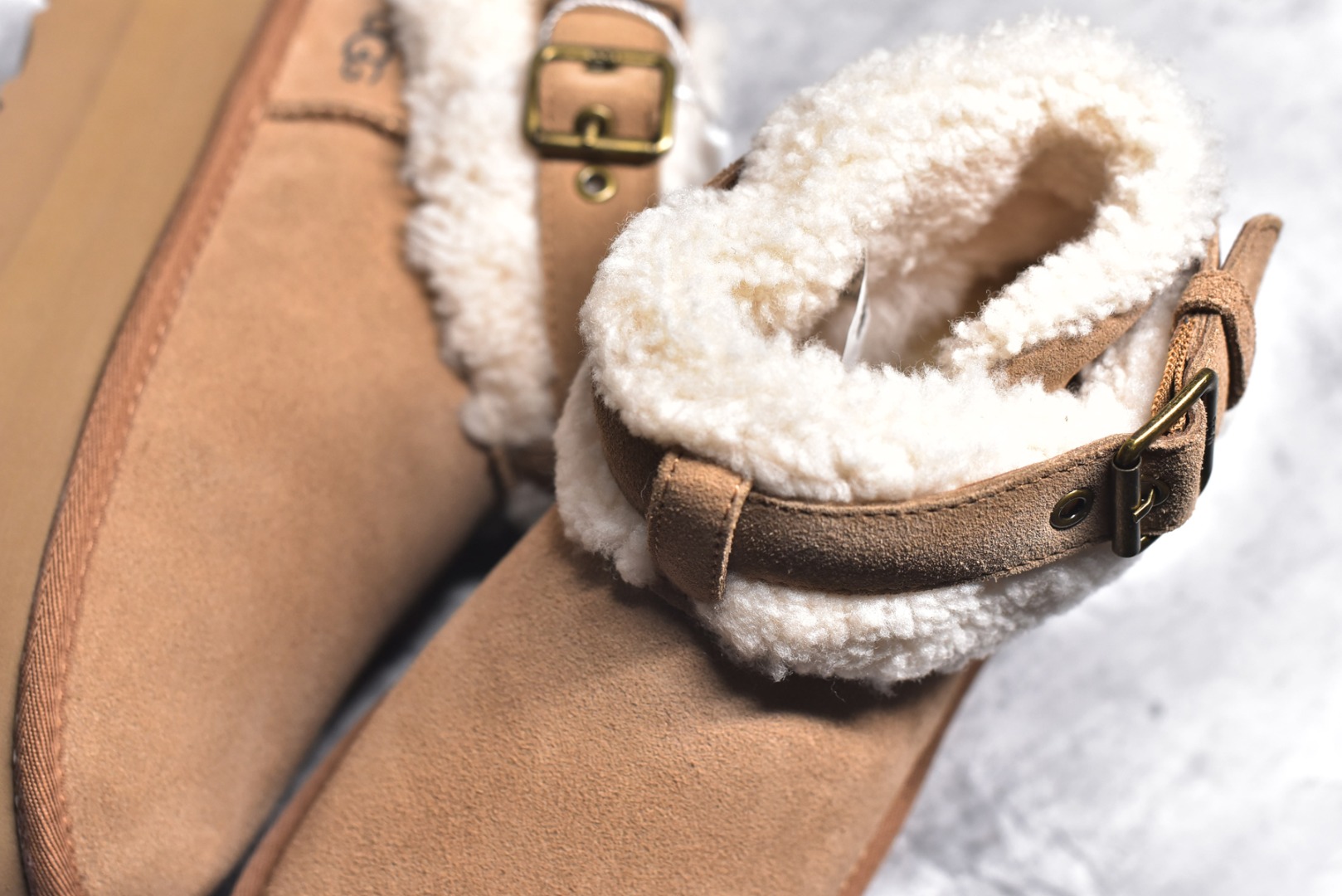 图片[9]-#SS顶级 UGG 圆头搭扣 3.5cm厚底 雪地靴女款 广州外贸大厂生产 鞋头到鞋垫真羊皮毛一体 独立外盒包装 芯片 带防水工艺 区别市面任何版本 独立原版开发大底 羊绒鞋垫 冬季保暖外出 家居都是很适合的选择 近年uug推出款式系列 局部偏向年轻消费者喜好 也走到时尚潮流穿搭的前沿 鞋身材质 防泼水涂层翻毛皮鞋面 17毫米UGGPURE™植入式羊毛内底 轻便防滑舒适橡胶外底 带有品牌LOGO商标 带全套包装 尺码： 35 36 37 38 39 40-选品中心