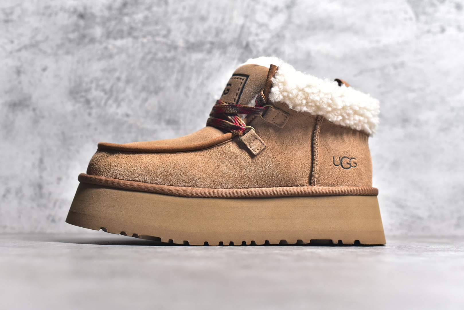 #SS顶级 UGG 芙卡拉 3cm厚底 雪地靴女款 广州外贸大厂生产 鞋头到鞋垫真羊皮毛一体 独立外盒包装 芯片 带防水工艺 区别市面任何版本 独立原版开发大底 羊绒鞋垫 冬季保暖外出 家居都是很适合的选择 近年uug推出款式系列 局部偏向年轻消费者喜好 也走到时尚潮流穿搭的前沿 鞋身材质 防泼水涂层翻毛皮鞋面 17毫米UGGPURE™植入式羊毛内底 轻便防滑舒适橡胶外底 带有品牌LOGO商标 带全套包装 尺码： 35 36 37 38 39 40-选品中心