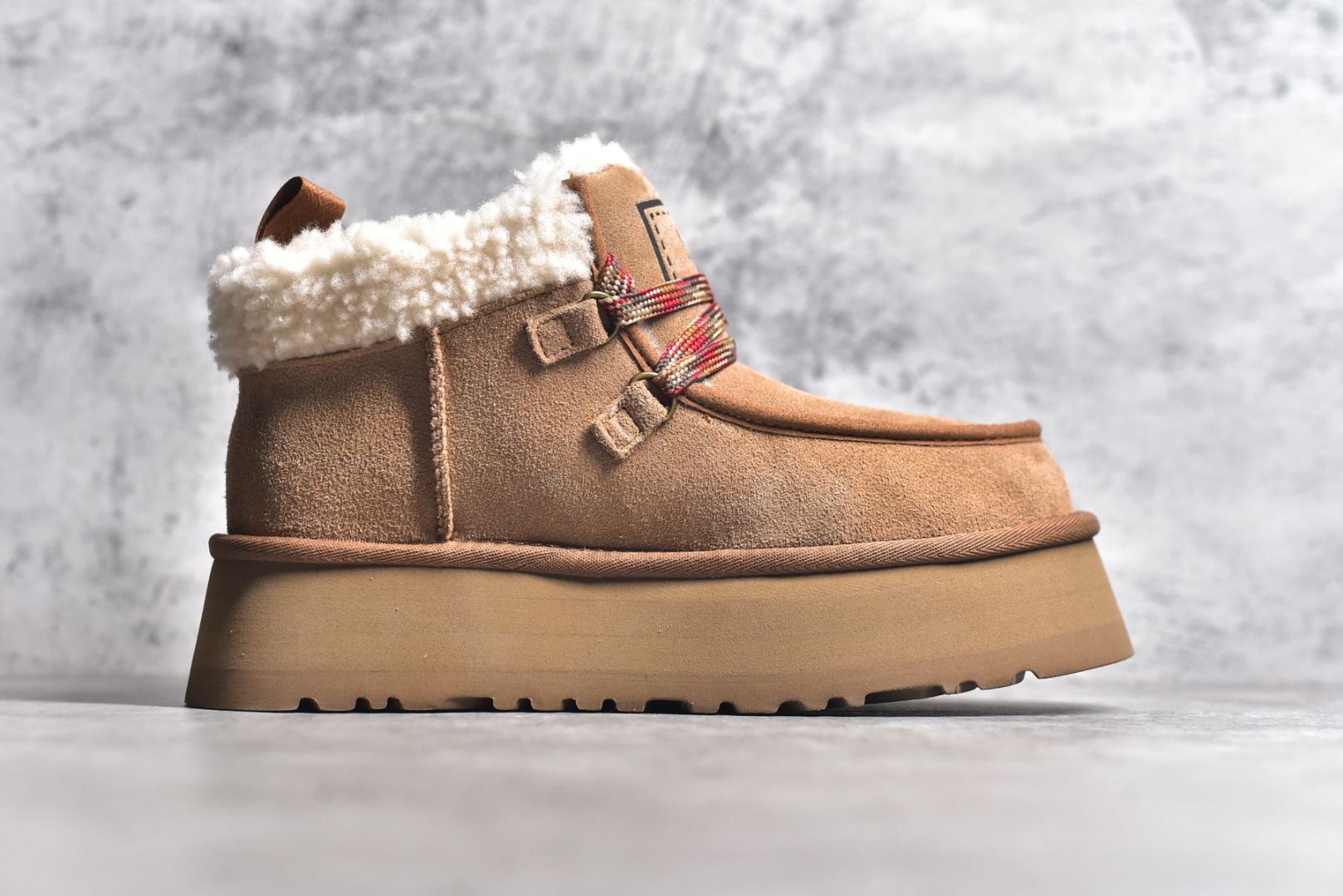 图片[3]-#SS顶级 UGG 芙卡拉 3cm厚底 雪地靴女款 广州外贸大厂生产 鞋头到鞋垫真羊皮毛一体 独立外盒包装 芯片 带防水工艺 区别市面任何版本 独立原版开发大底 羊绒鞋垫 冬季保暖外出 家居都是很适合的选择 近年uug推出款式系列 局部偏向年轻消费者喜好 也走到时尚潮流穿搭的前沿 鞋身材质 防泼水涂层翻毛皮鞋面 17毫米UGGPURE™植入式羊毛内底 轻便防滑舒适橡胶外底 带有品牌LOGO商标 带全套包装 尺码： 35 36 37 38 39 40-选品中心