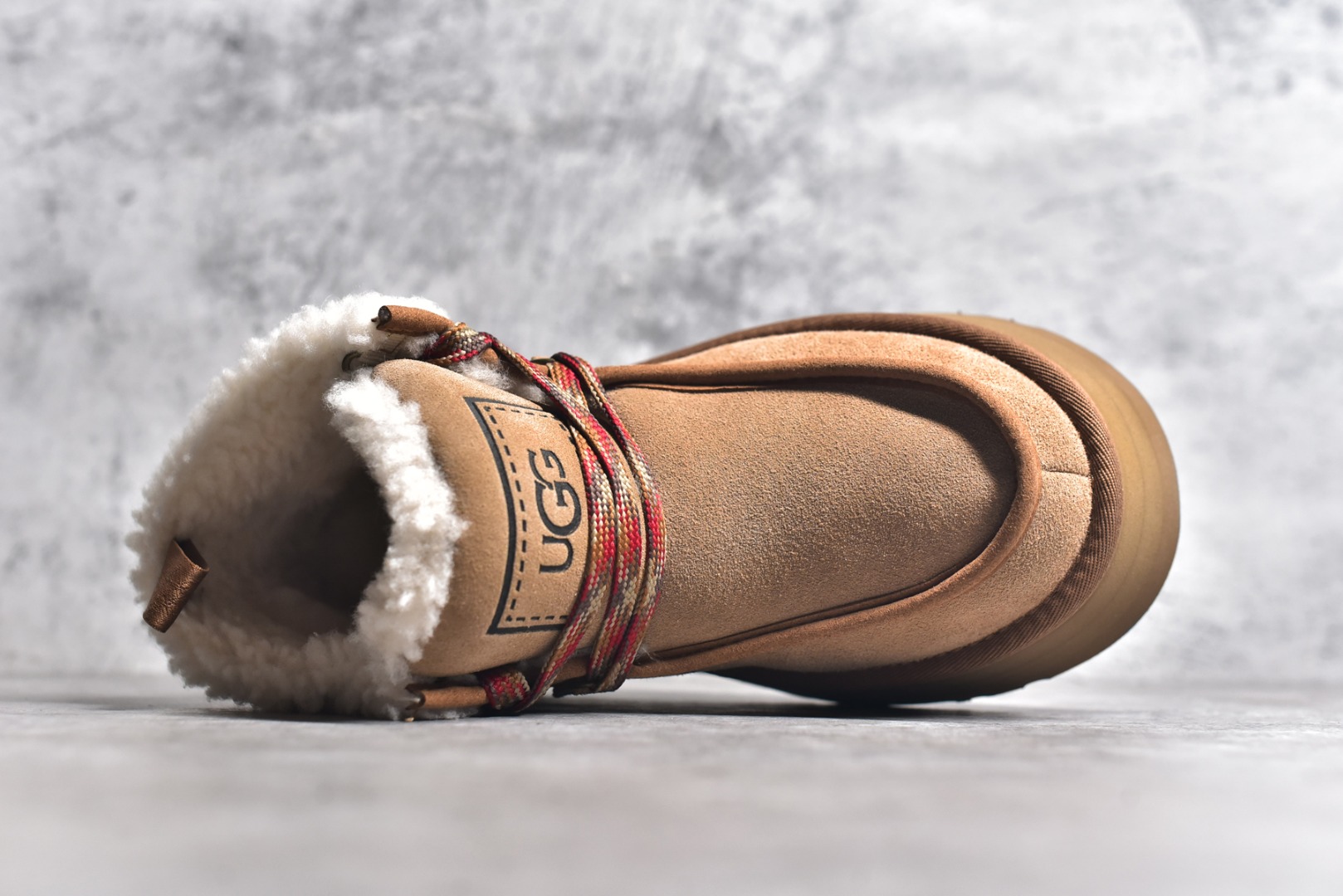 图片[4]-#SS顶级 UGG 芙卡拉 3cm厚底 雪地靴女款 广州外贸大厂生产 鞋头到鞋垫真羊皮毛一体 独立外盒包装 芯片 带防水工艺 区别市面任何版本 独立原版开发大底 羊绒鞋垫 冬季保暖外出 家居都是很适合的选择 近年uug推出款式系列 局部偏向年轻消费者喜好 也走到时尚潮流穿搭的前沿 鞋身材质 防泼水涂层翻毛皮鞋面 17毫米UGGPURE™植入式羊毛内底 轻便防滑舒适橡胶外底 带有品牌LOGO商标 带全套包装 尺码： 35 36 37 38 39 40-选品中心